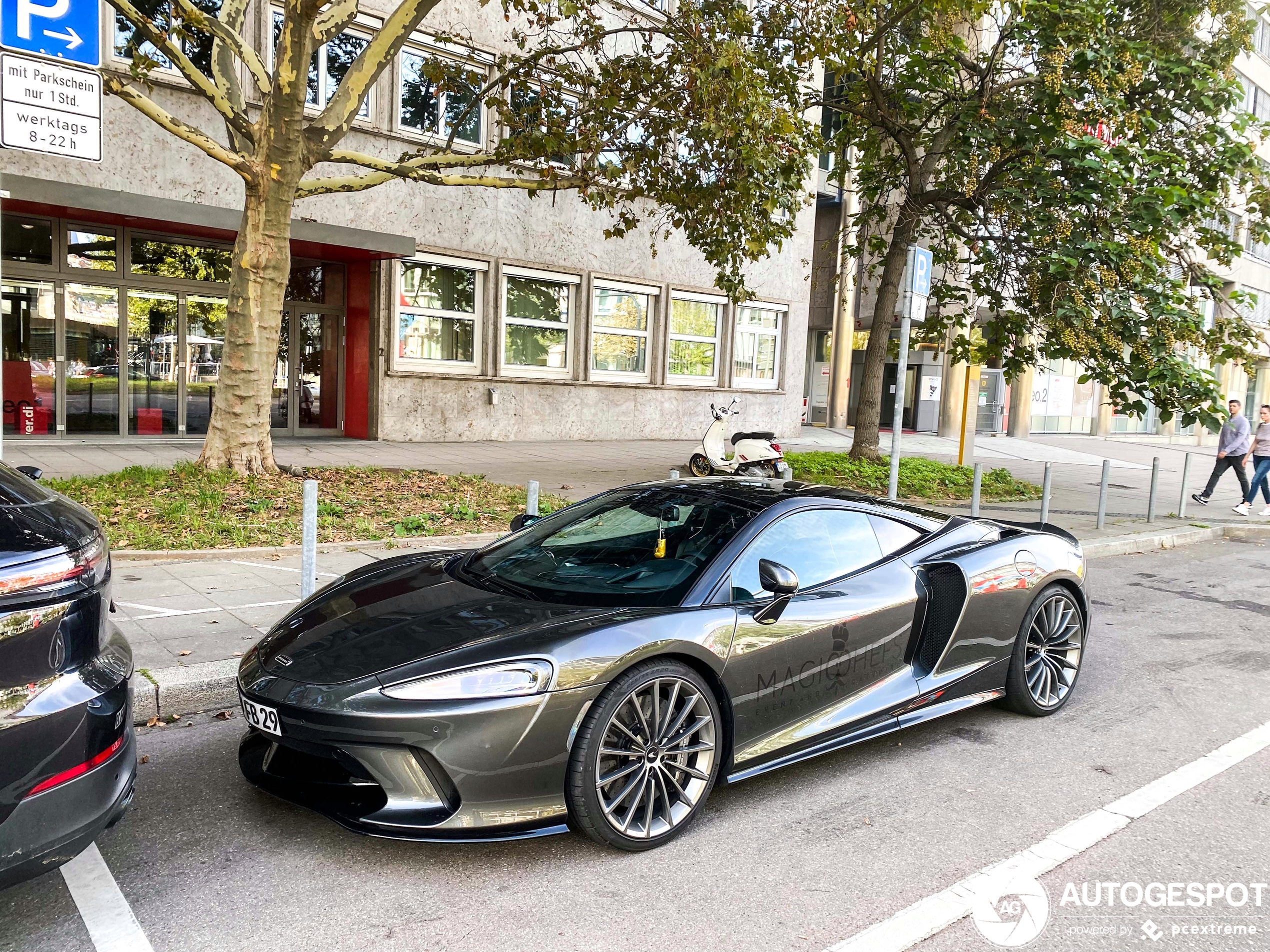 McLaren GT