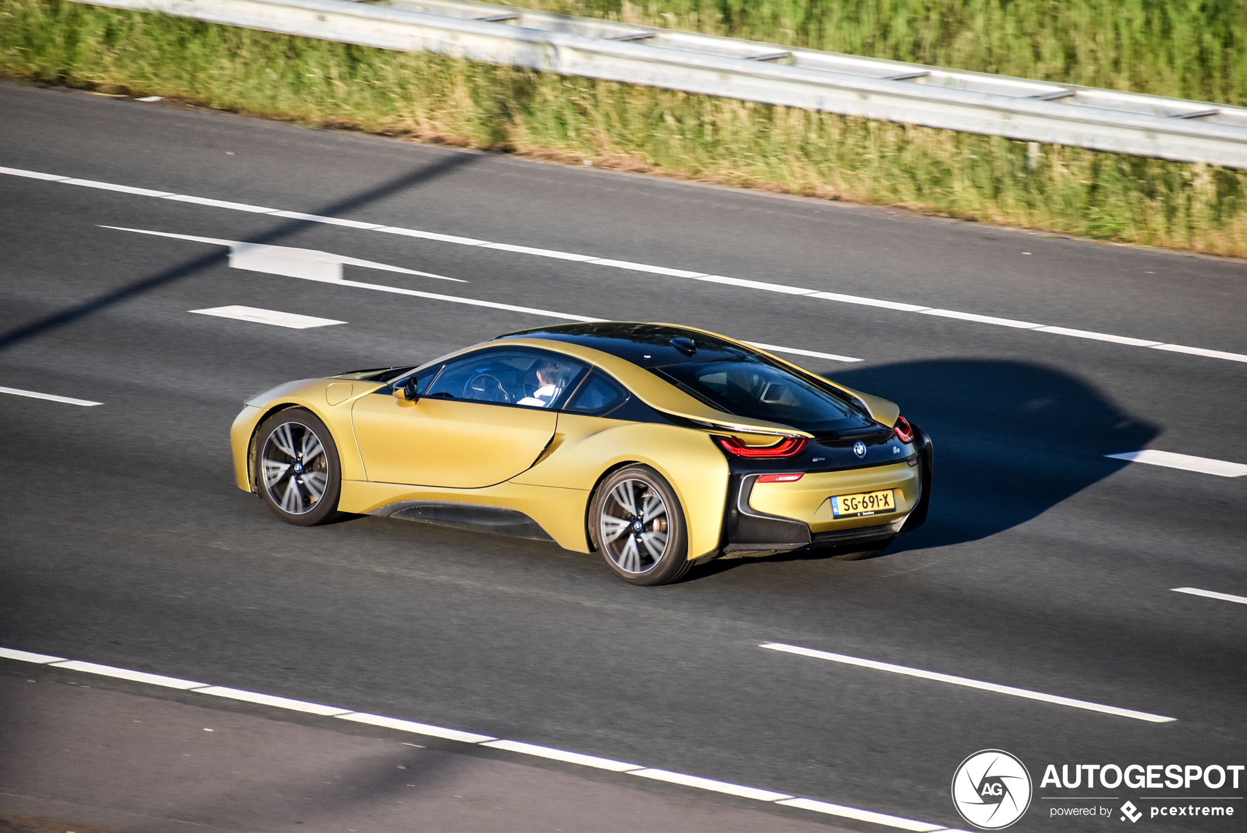 BMW i8 Protonic Frozen Yellow Edition