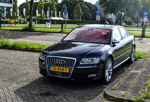 Audi S8 D3