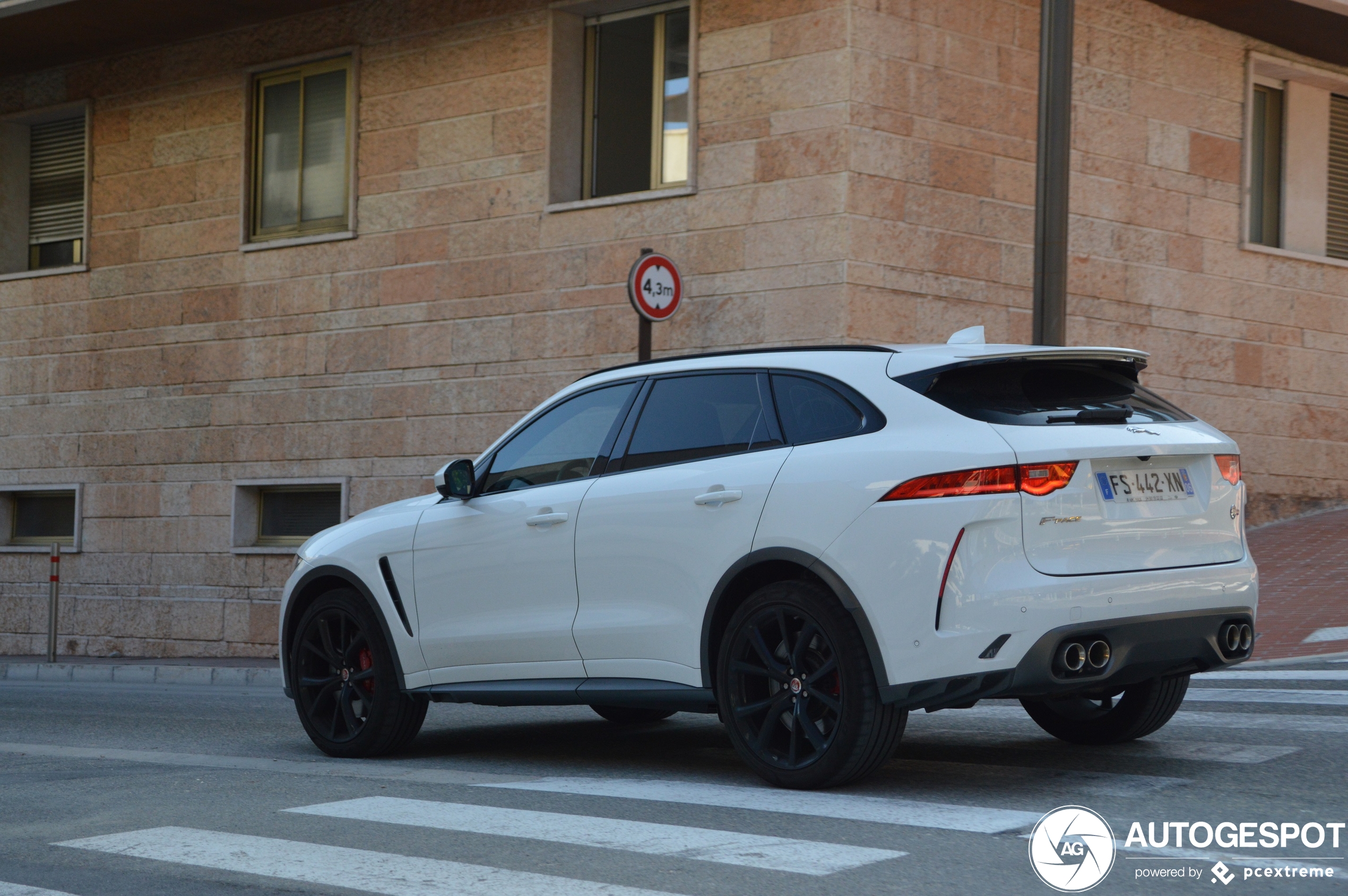 Jaguar F-PACE SVR