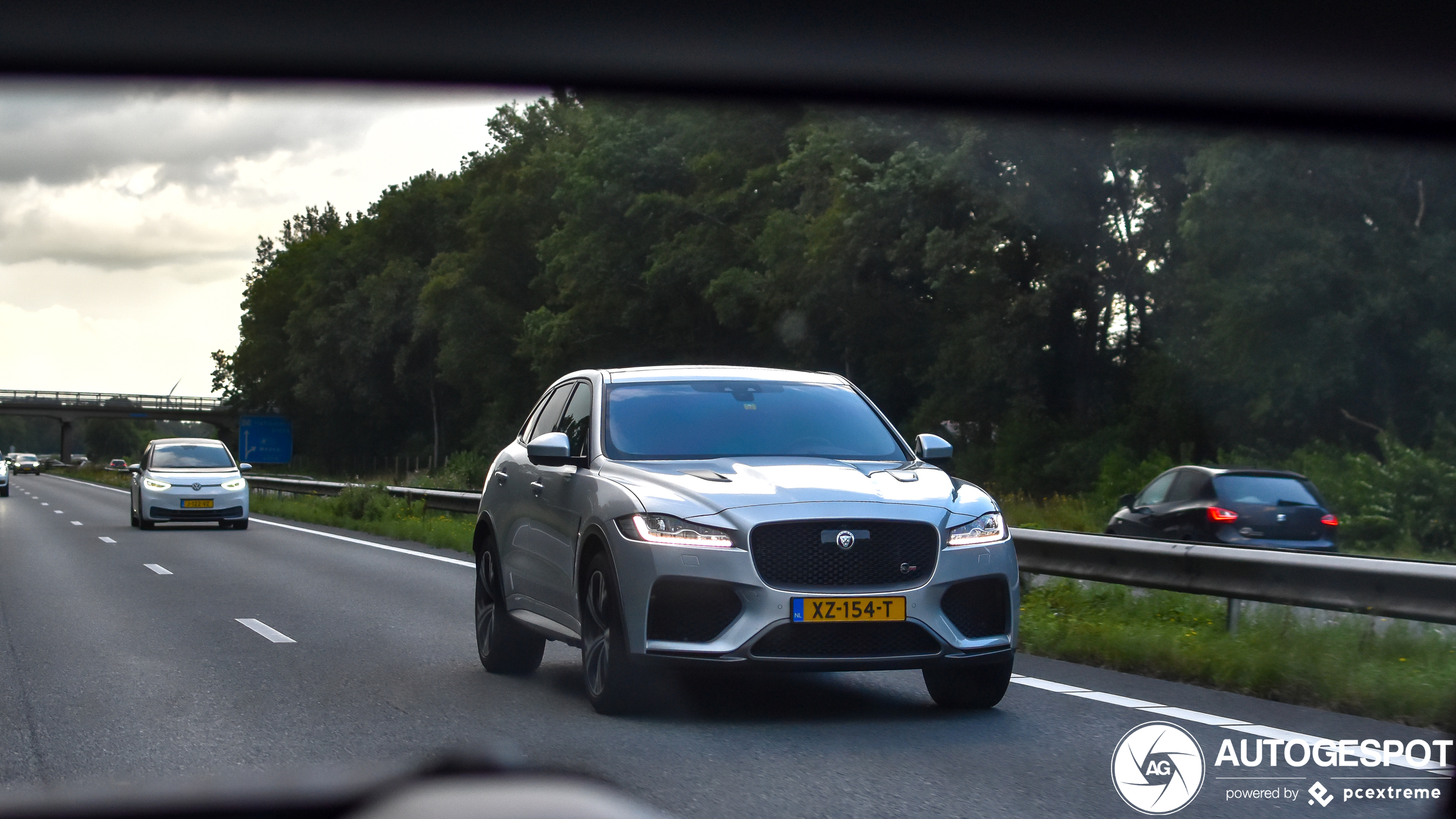 Jaguar F-PACE SVR