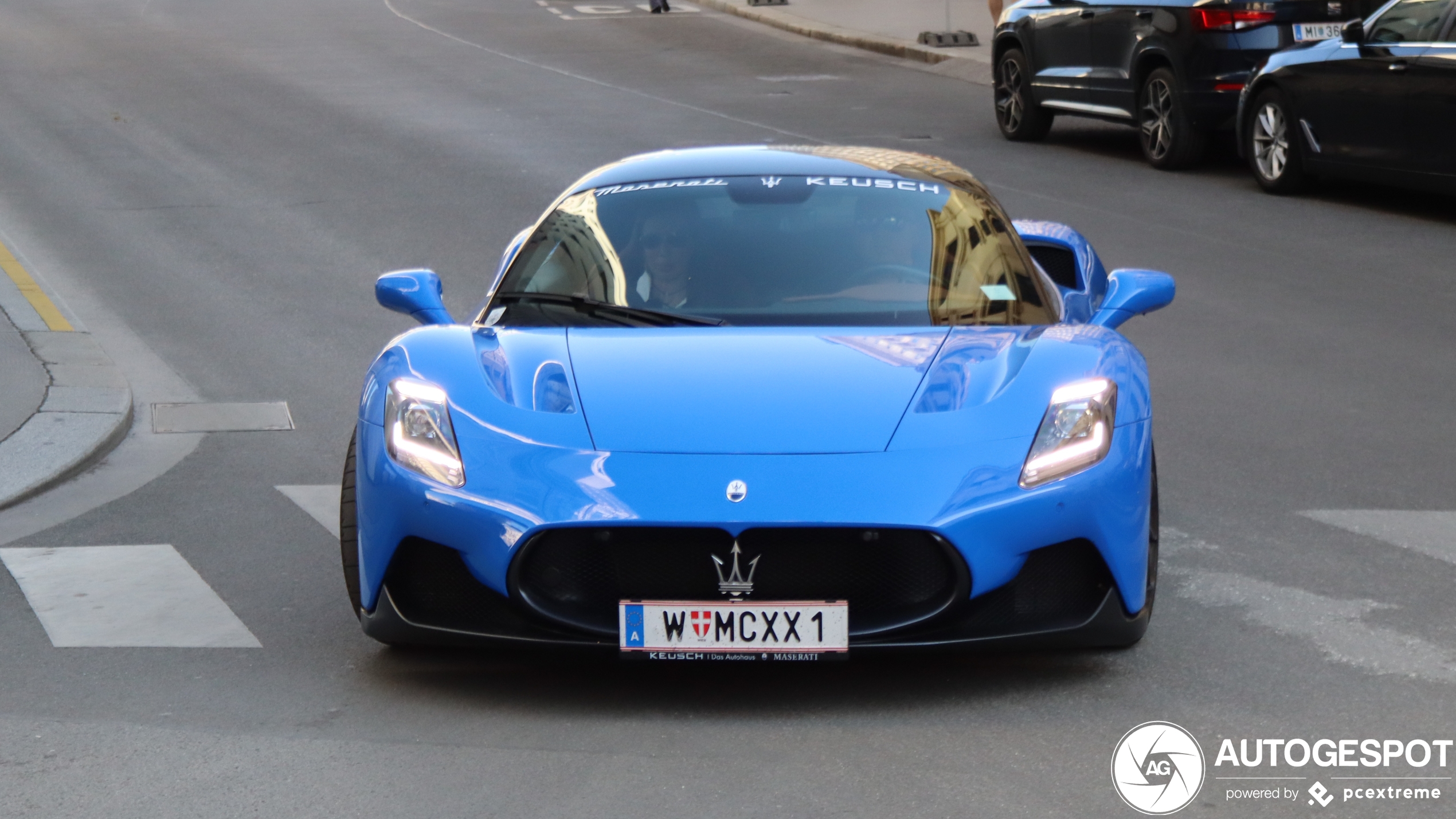 Maserati MC20 draagt blauw met verve