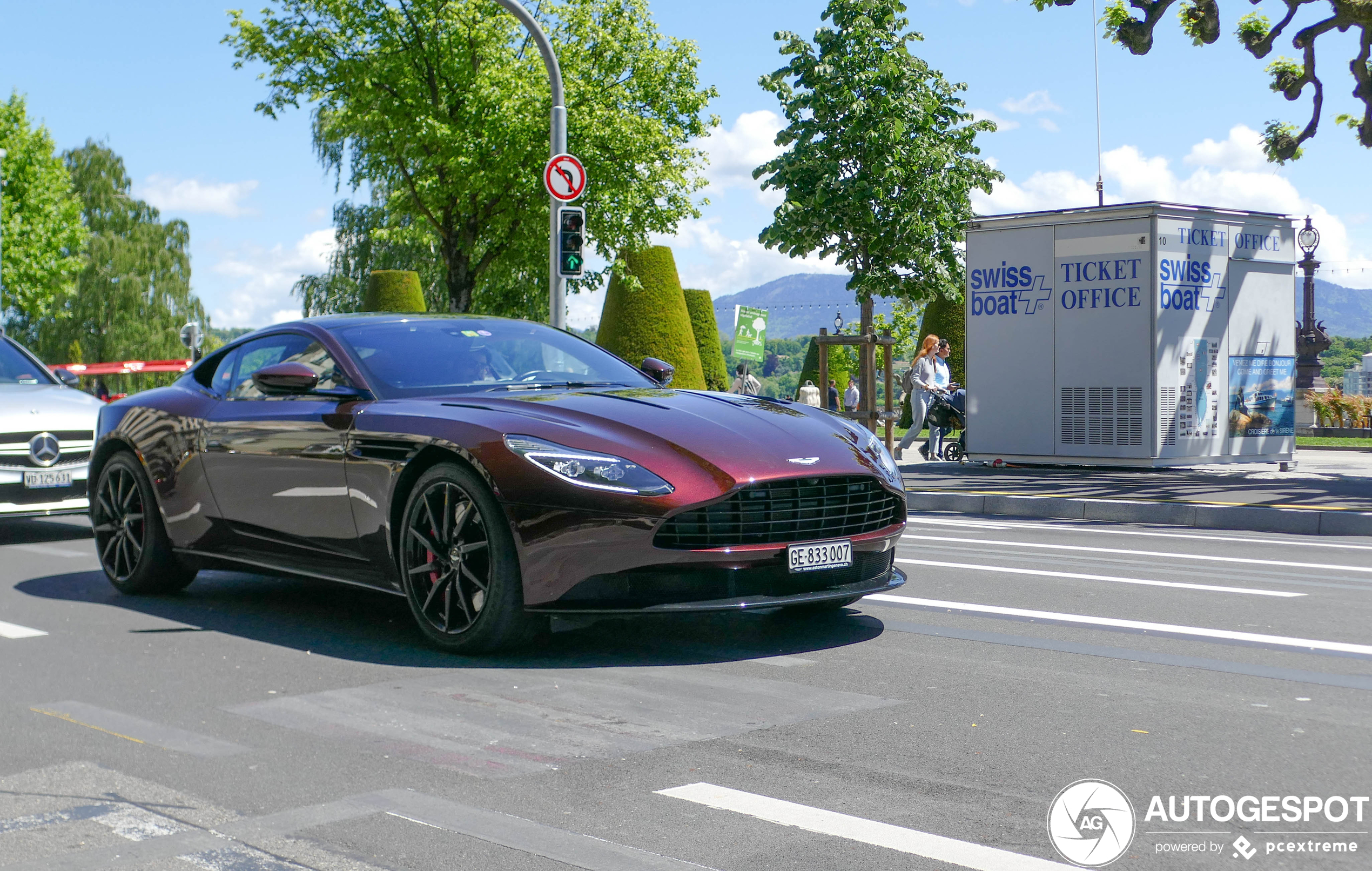 Aston Martin DB11