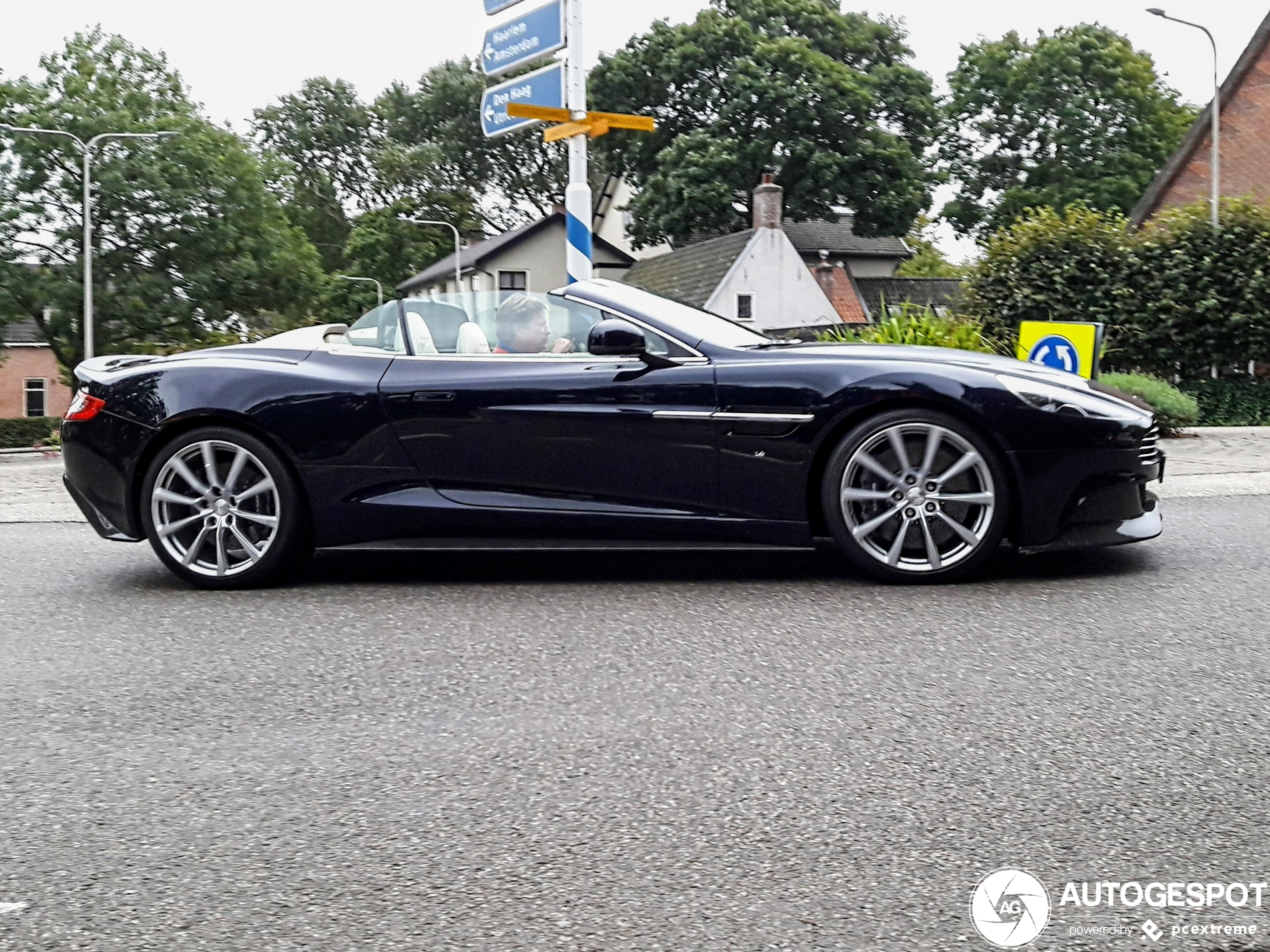 Aston Martin Vanquish Volante