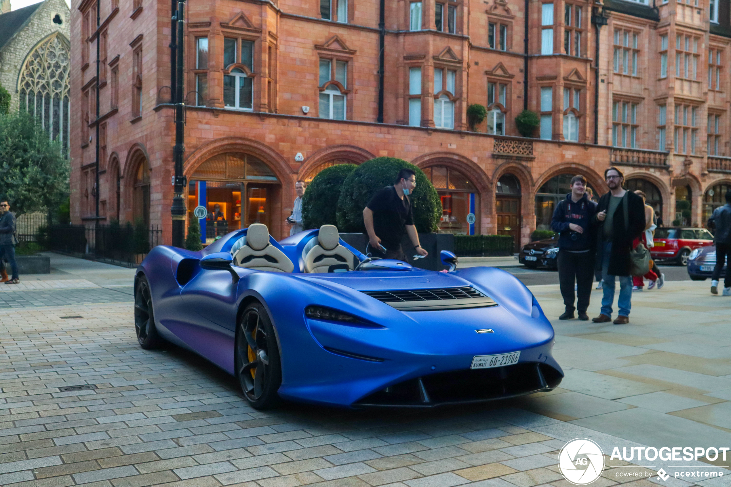 Oef! Blauwe McLaren Elva in Koeweit bezoekt Londen