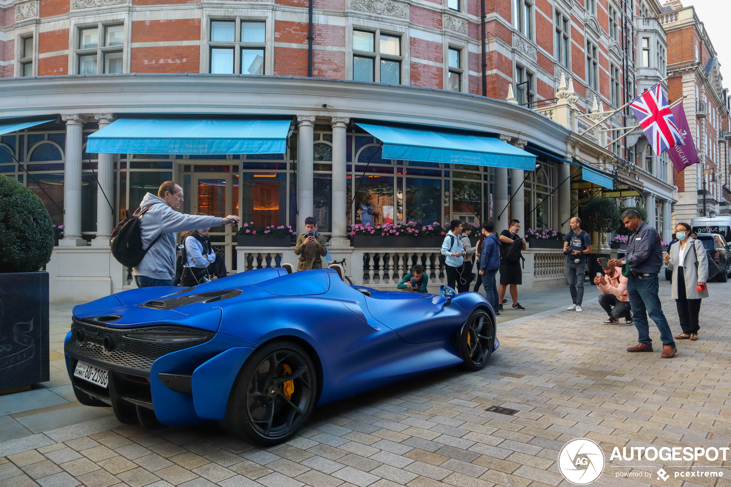 Oef! Blauwe McLaren Elva in Koeweit bezoekt Londen