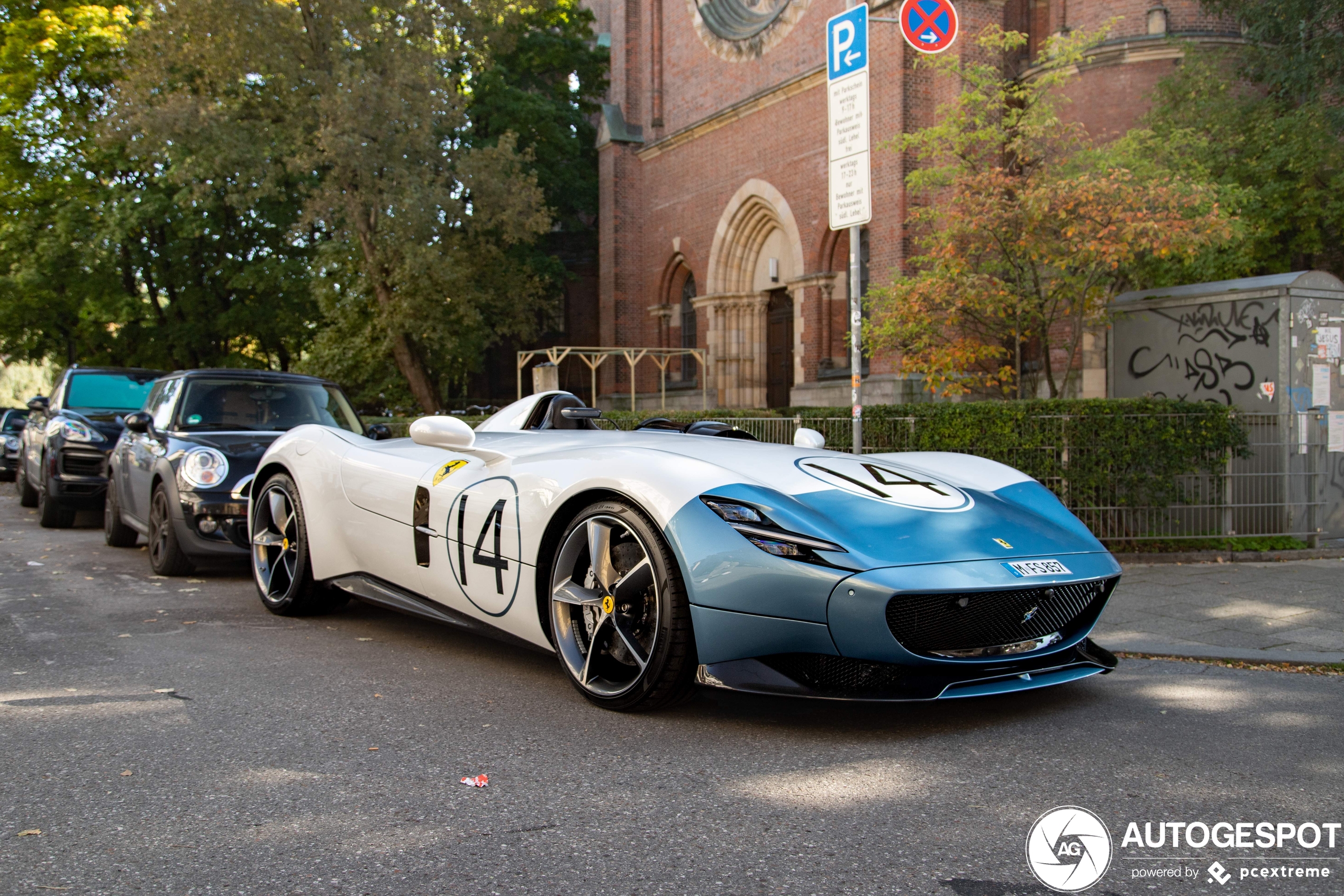 Gelimiteerde Ferrari's parkeren gewoon overal in München