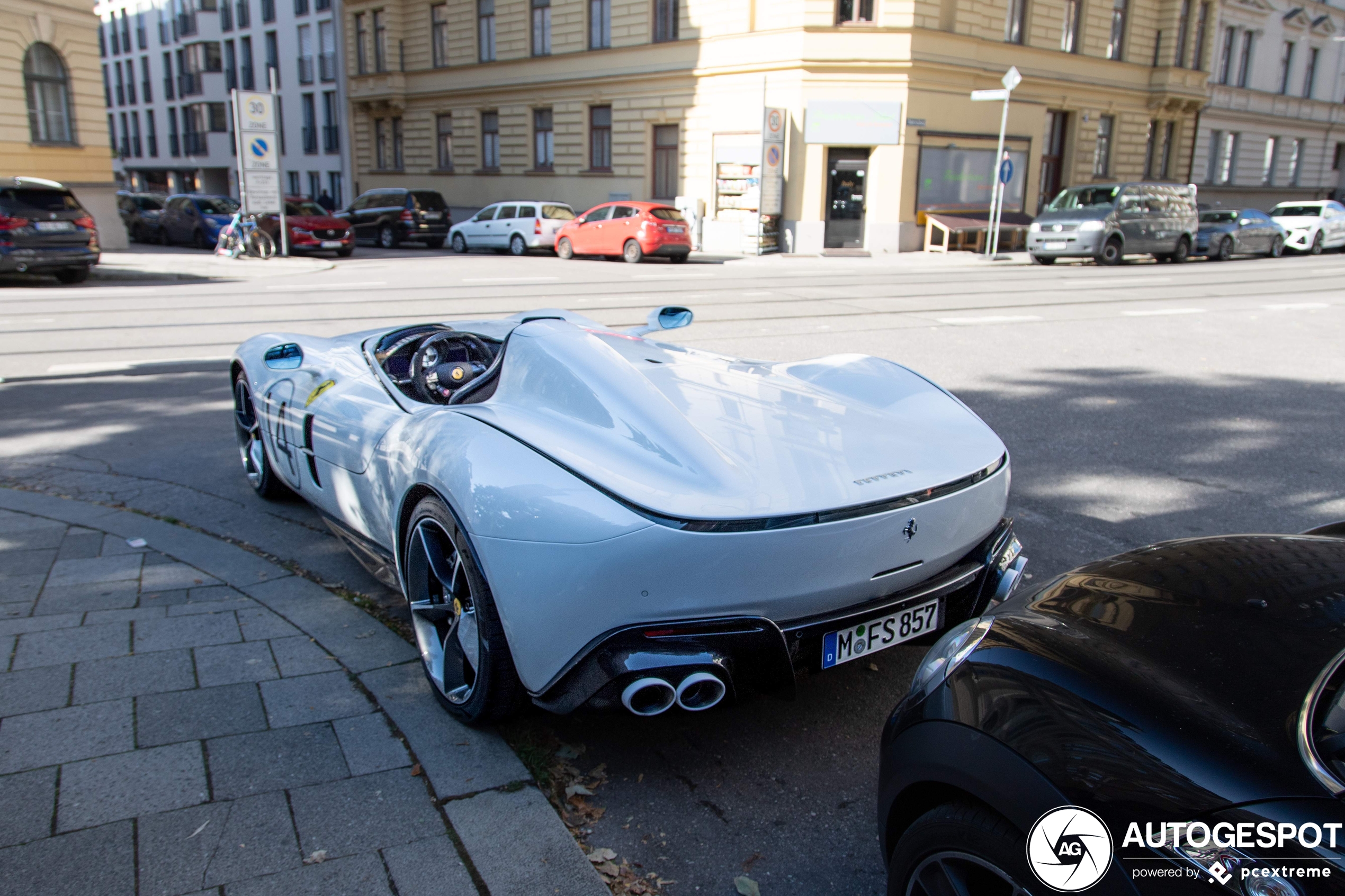 Gelimiteerde Ferrari's parkeren gewoon overal in München