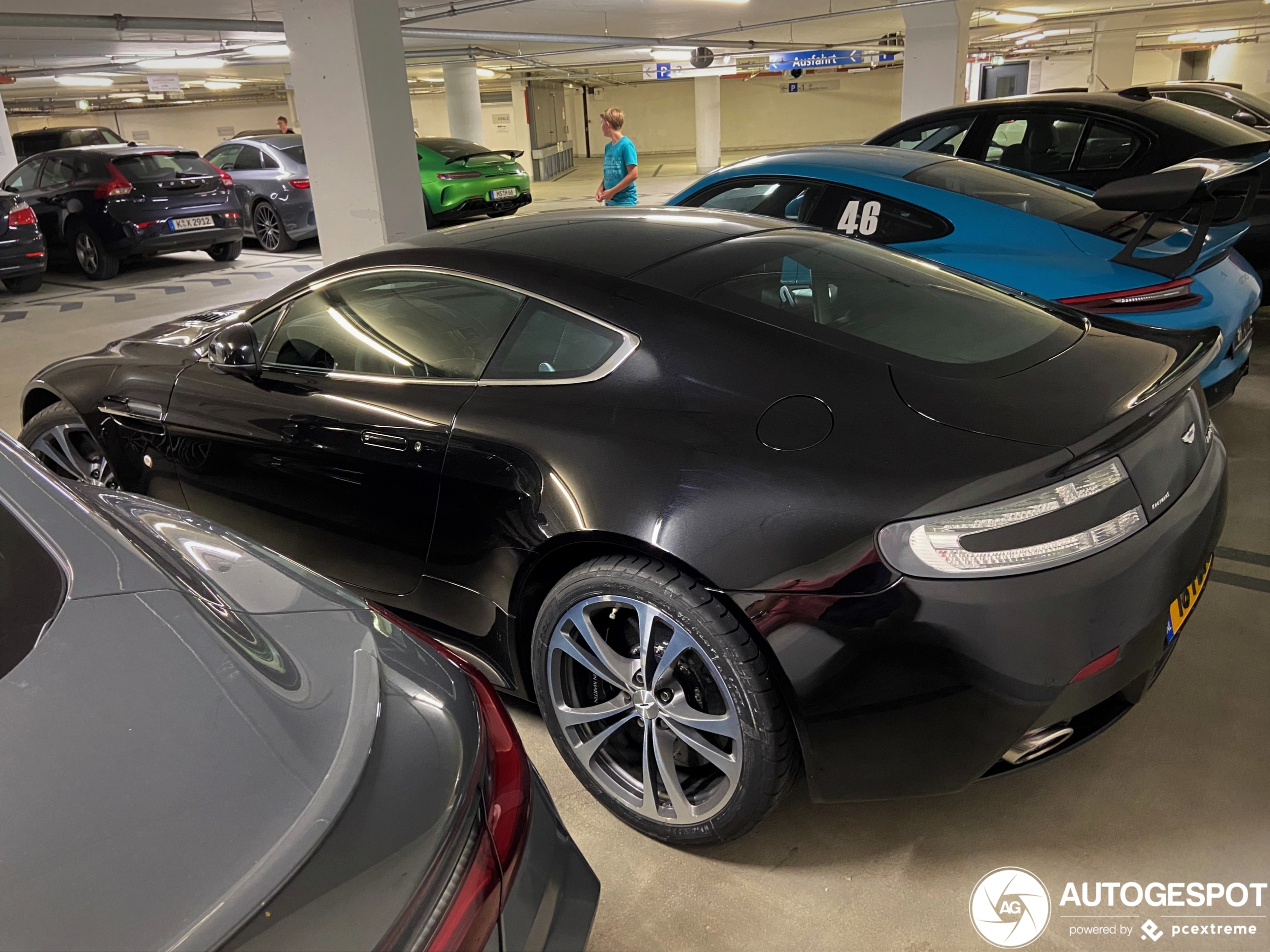 Aston Martin V12 Vantage Carbon Black Edition