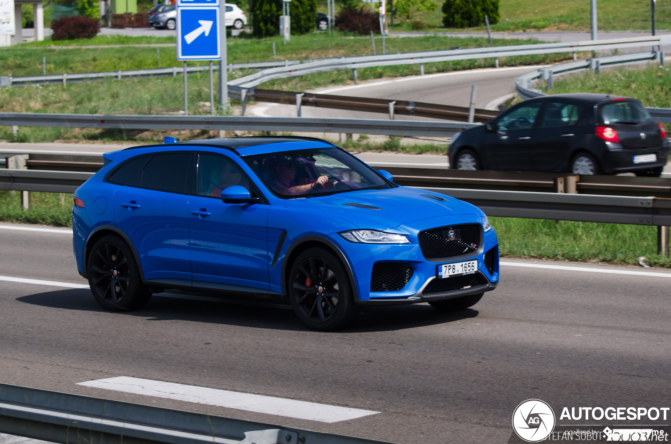 Jaguar F-PACE SVR