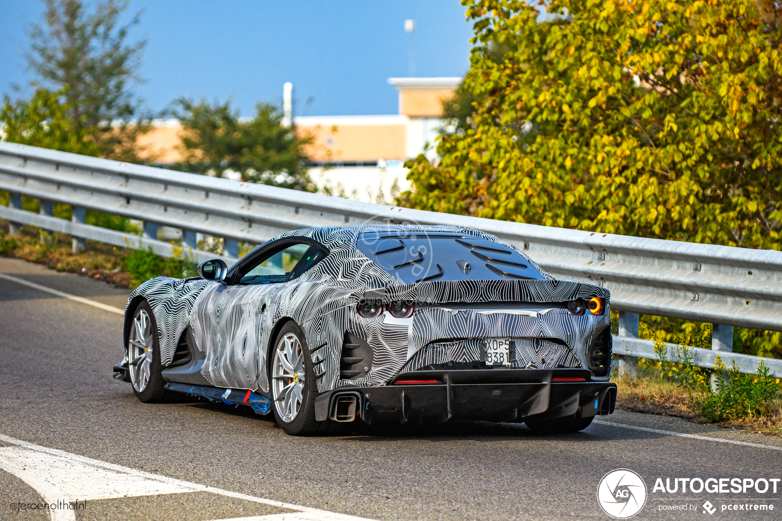 Rechtsgestuurde Ferrari 812 Competizione wordt ook even aan de tand gevoeld