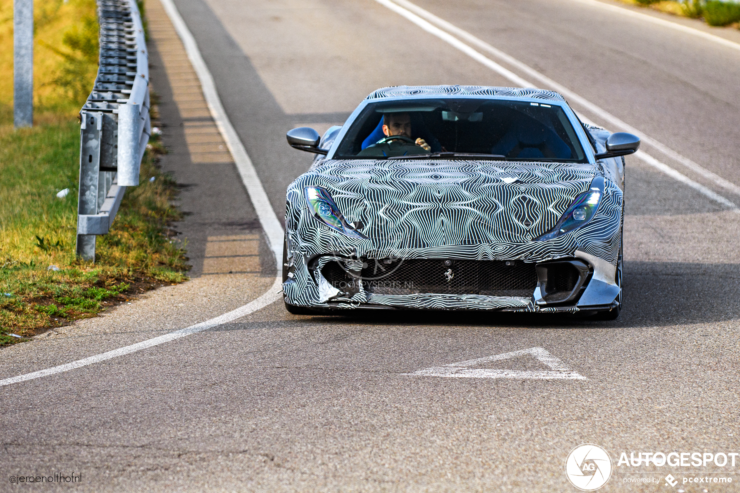 Rechtsgestuurde Ferrari 812 Competizione wordt ook even aan de tand gevoeld