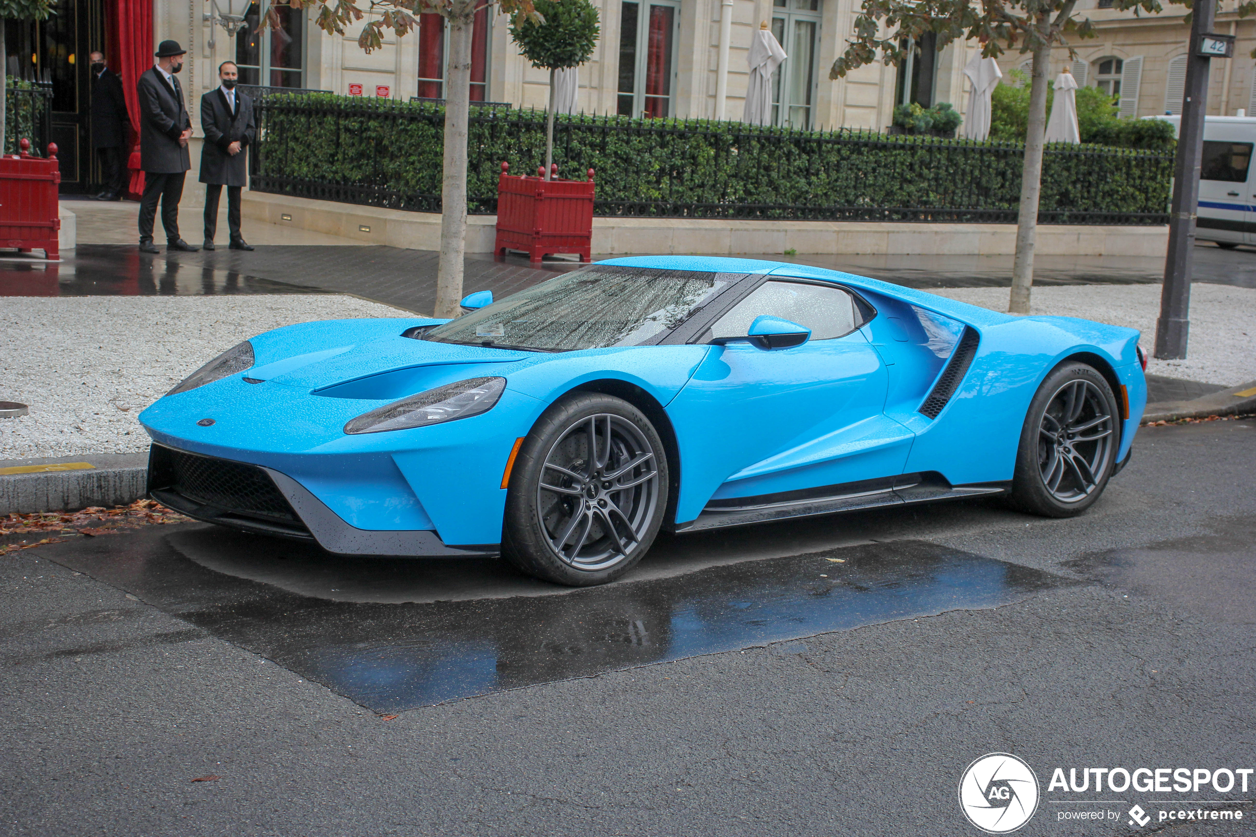 Ford GT gespot op een regenachtige dag