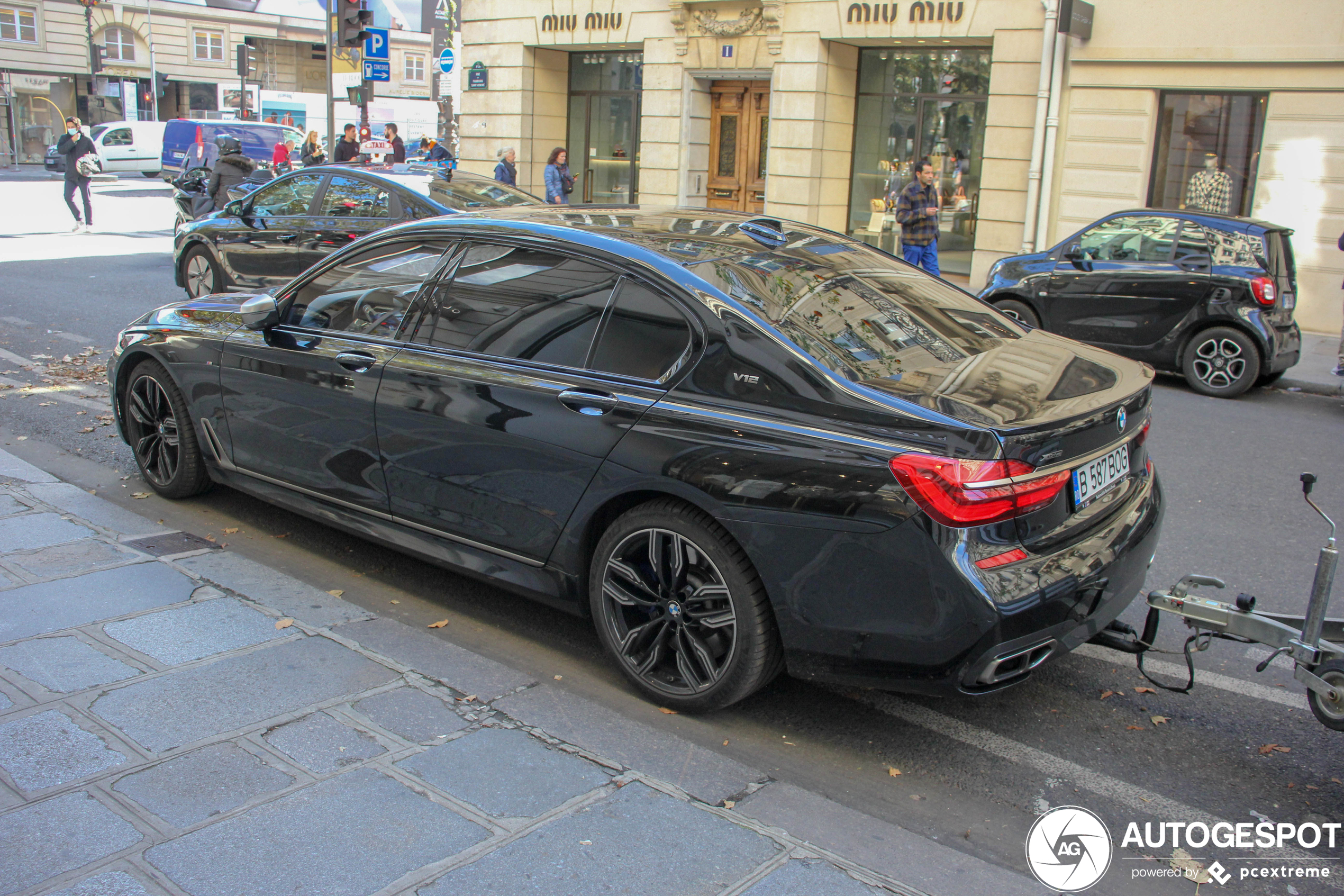 In alle luxe een aanhanger trekken met deze BMW M760Li