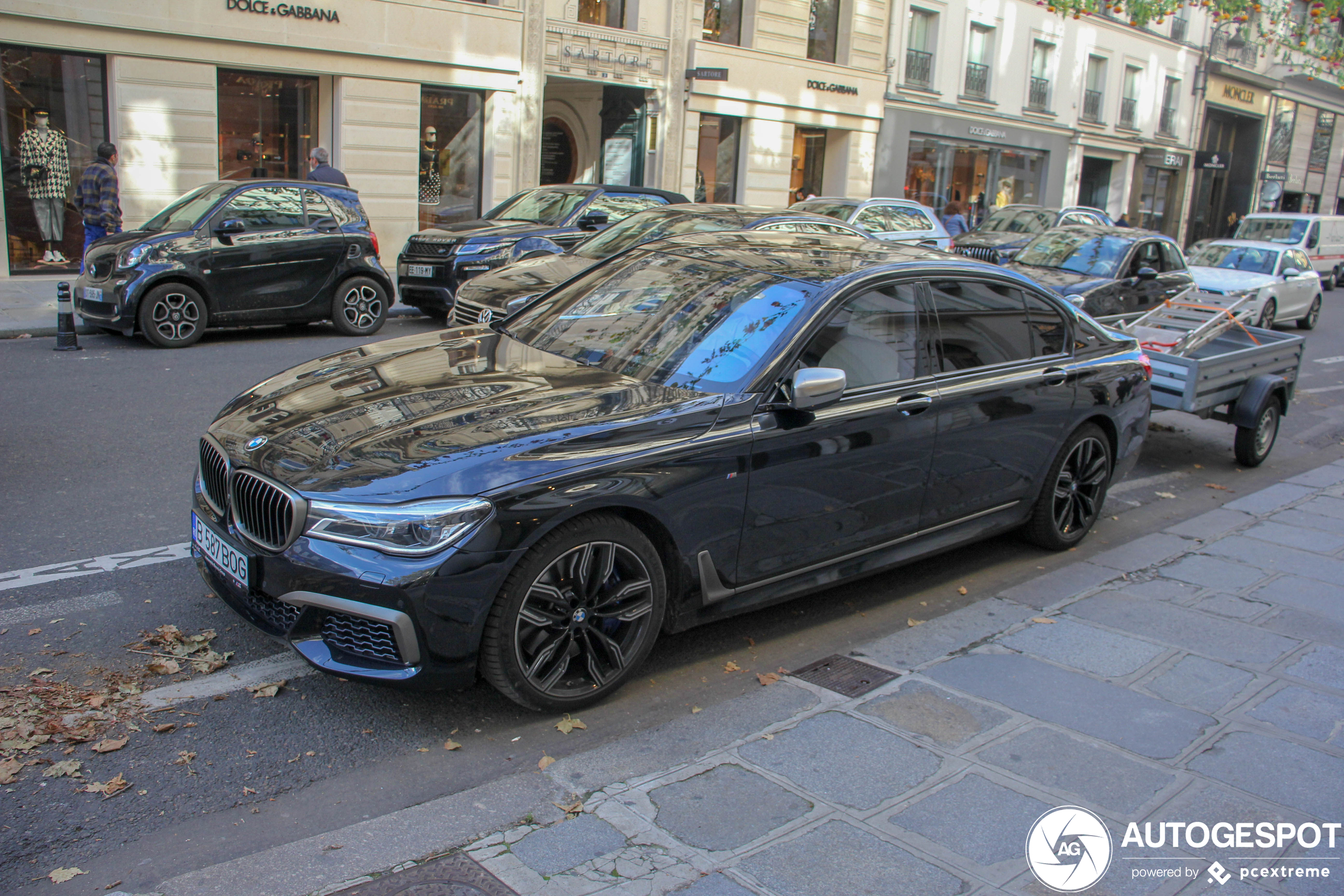 In alle luxe een aanhanger trekken met deze BMW M760Li