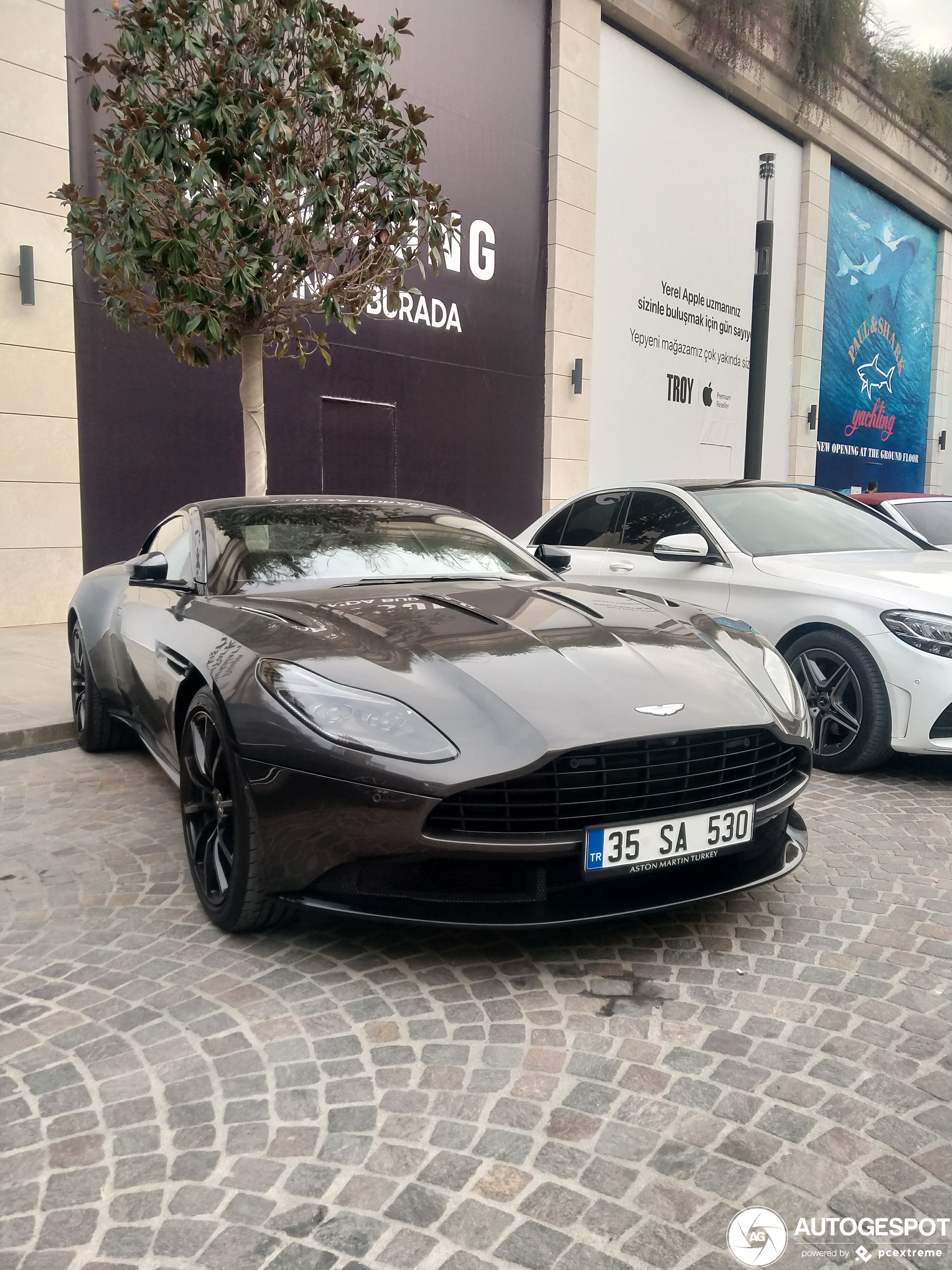 Aston Martin DB11 AMR