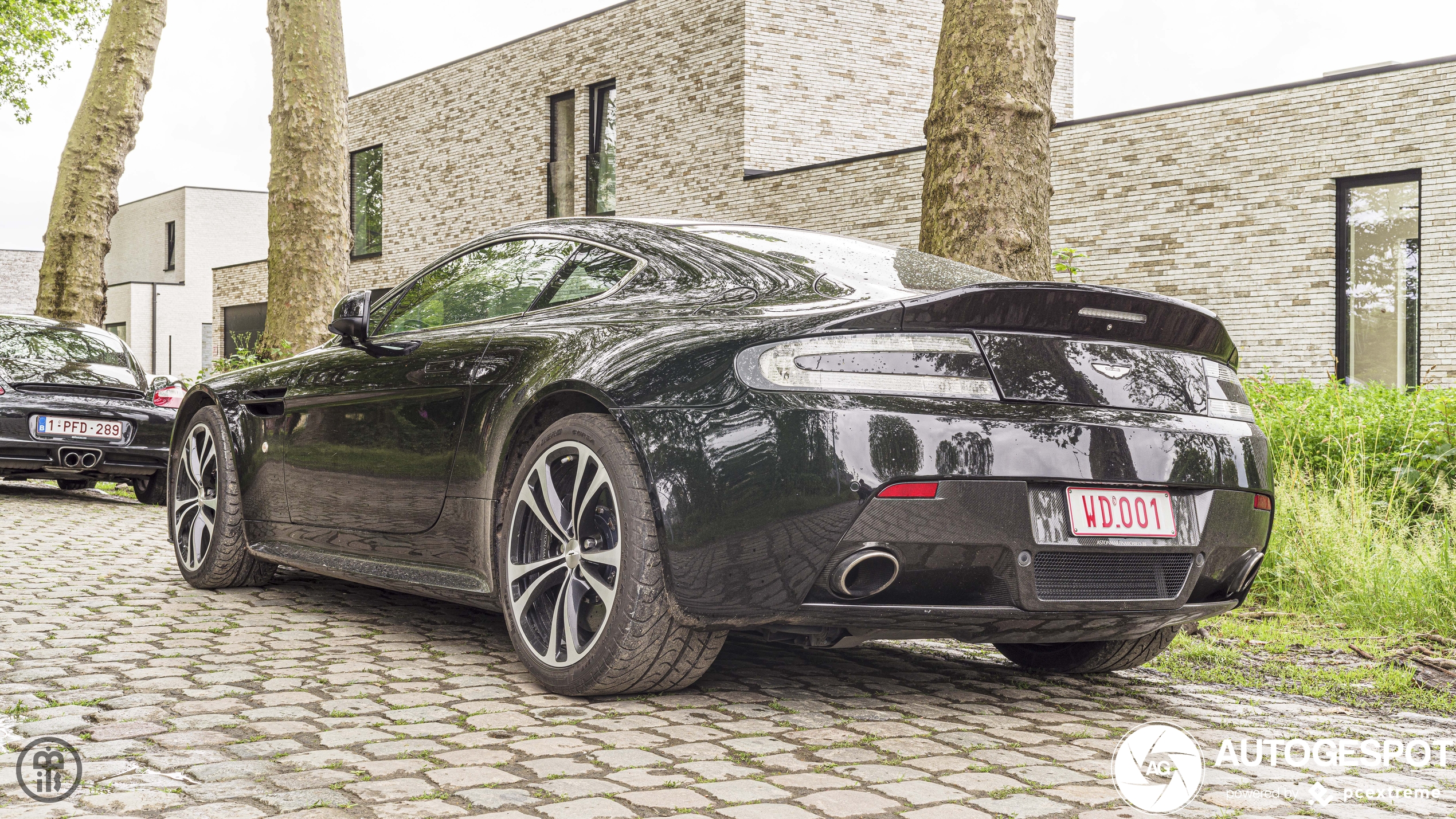 Aston Martin V12 Vantage Carbon Black Edition