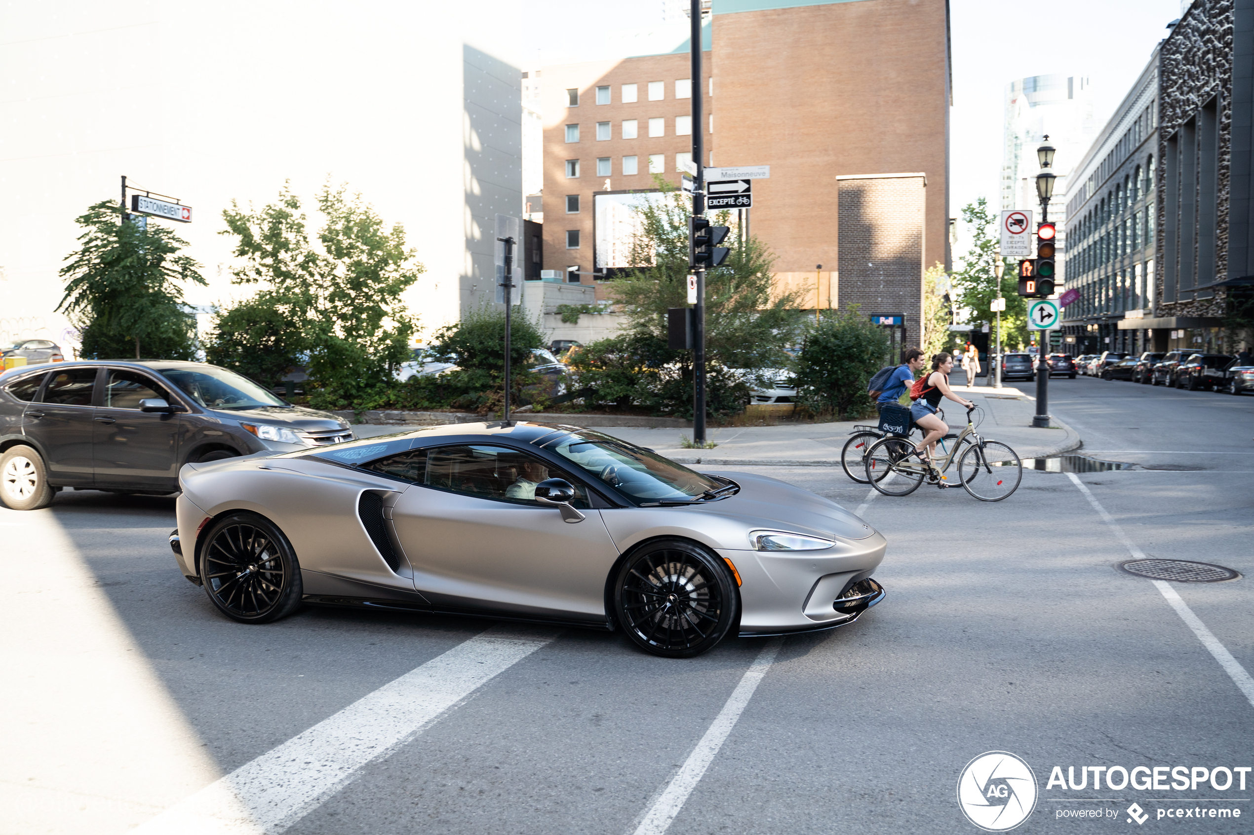 McLaren GT