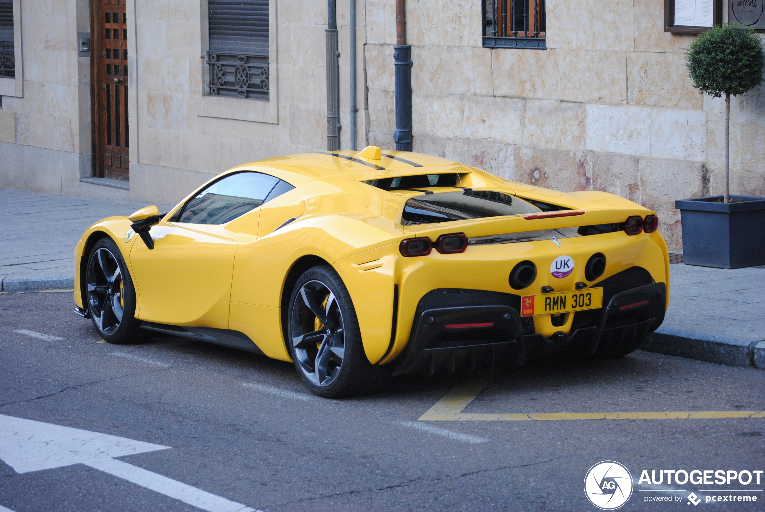 Gele Ferrari SF90 Stradale is wel heel lekker