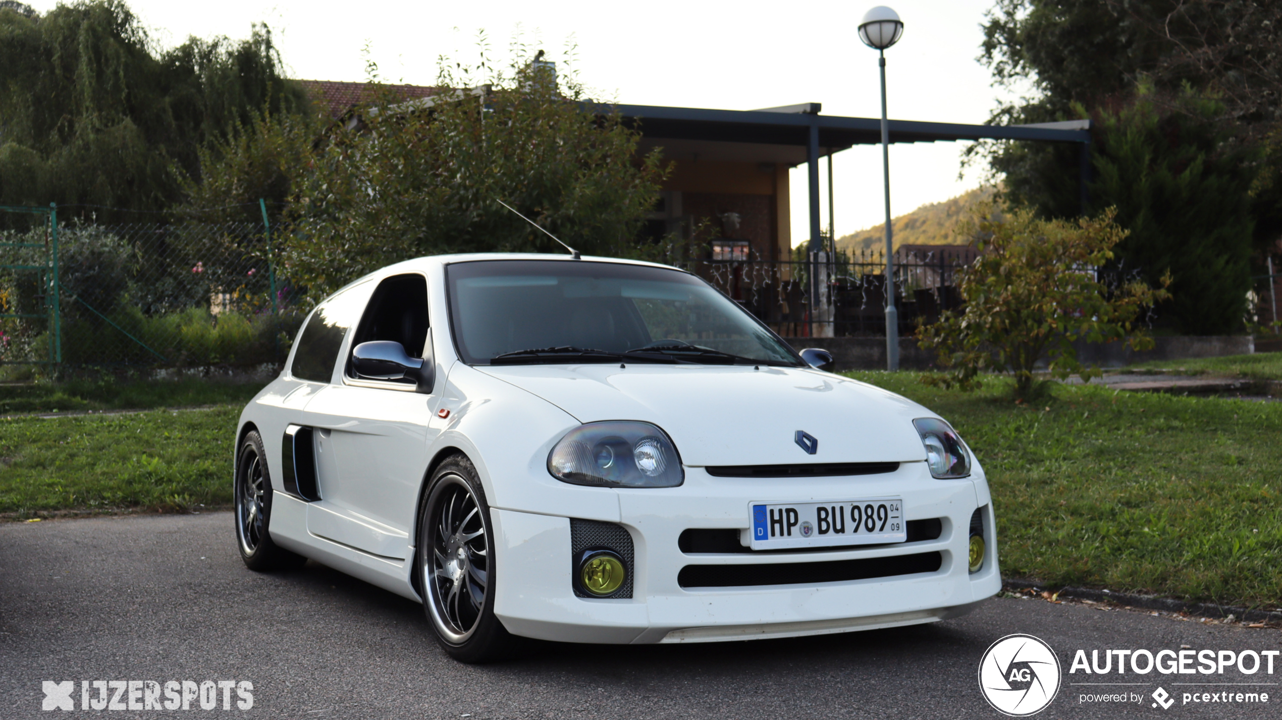 Renault Clio V6 is een wit bommetje.