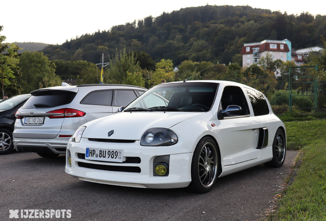 Renault Clio V6