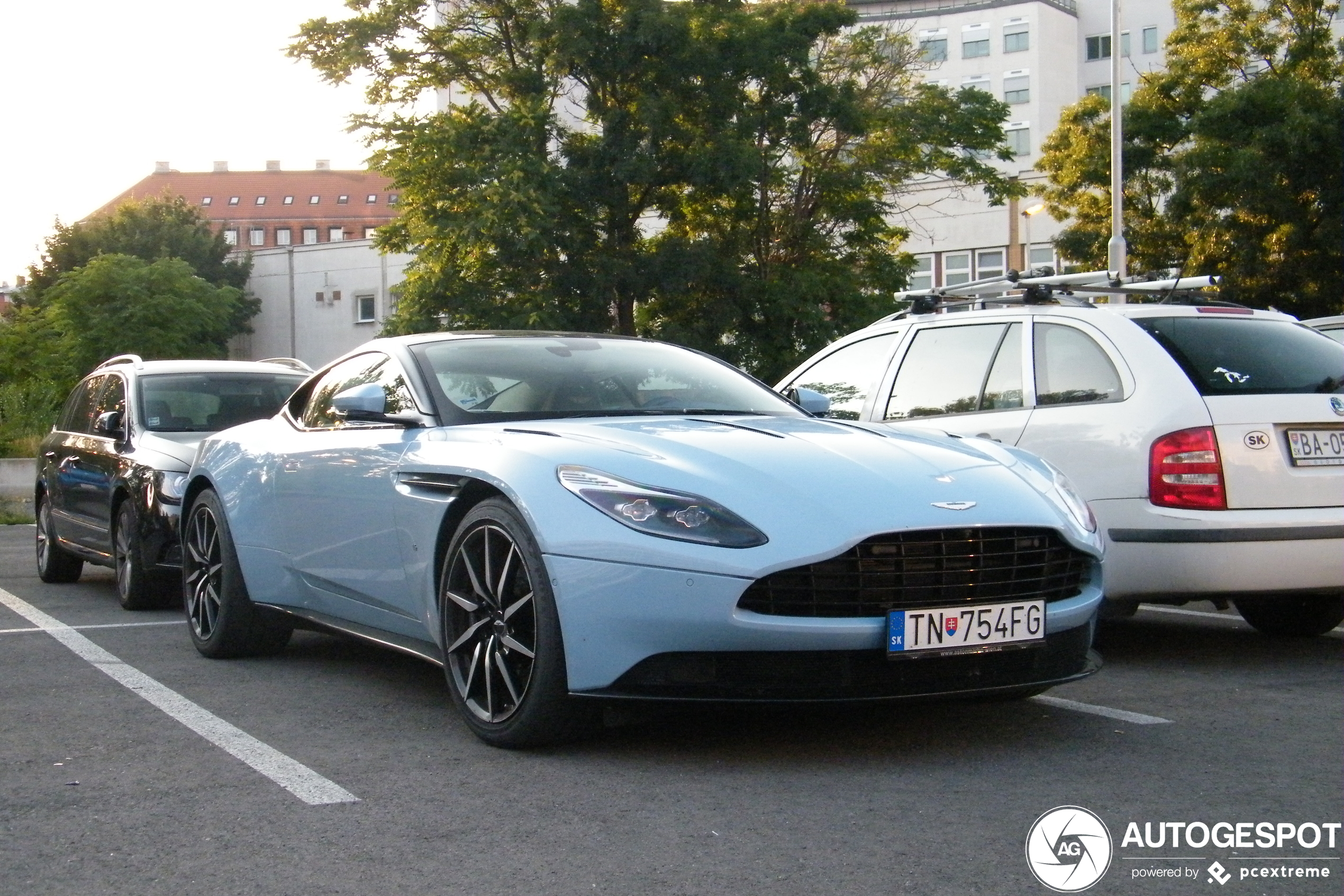 Aston Martin DB11