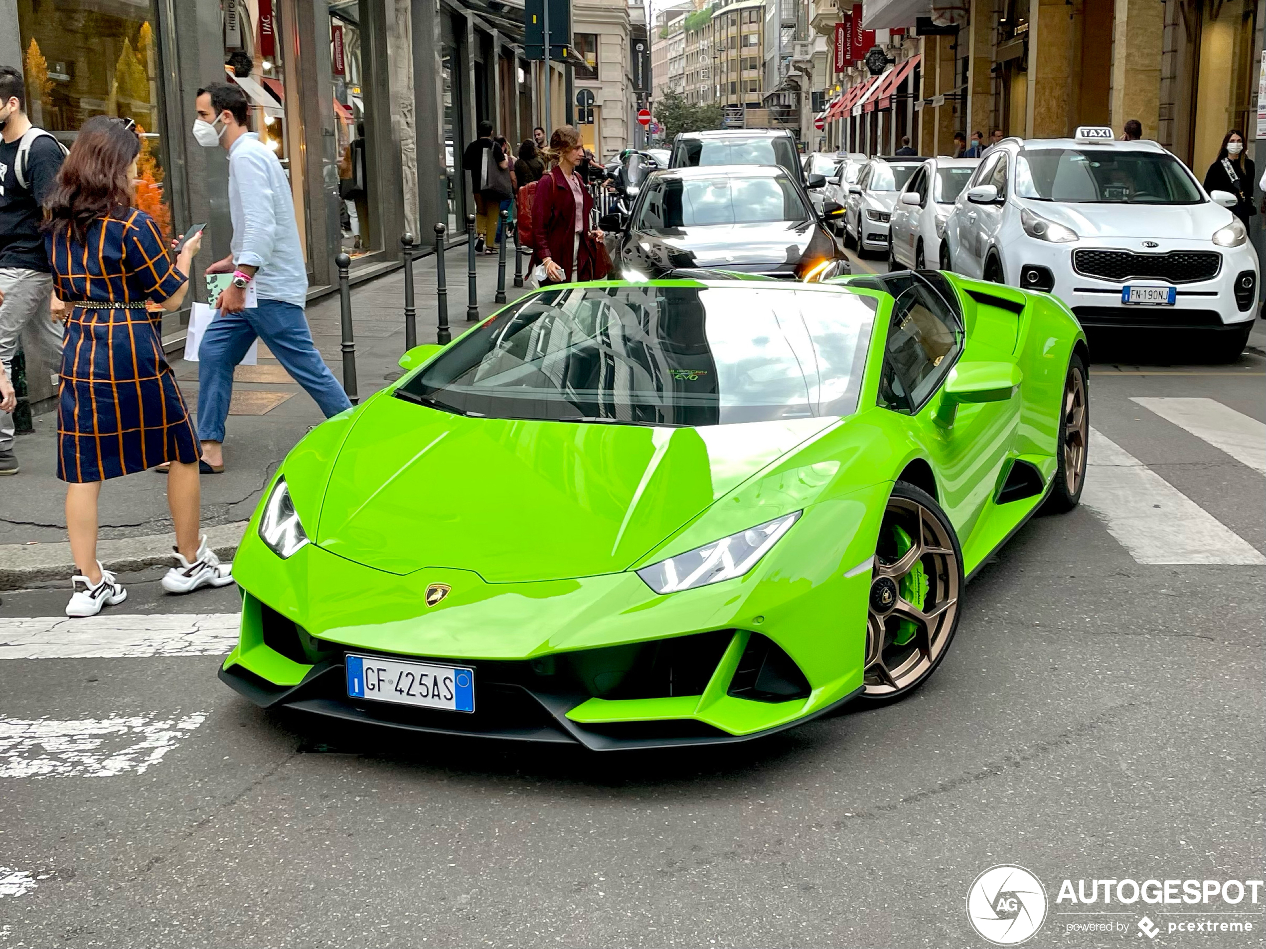 Lamborghini Huracán LP640-4 EVO Spyder brengt kleur in Milaan