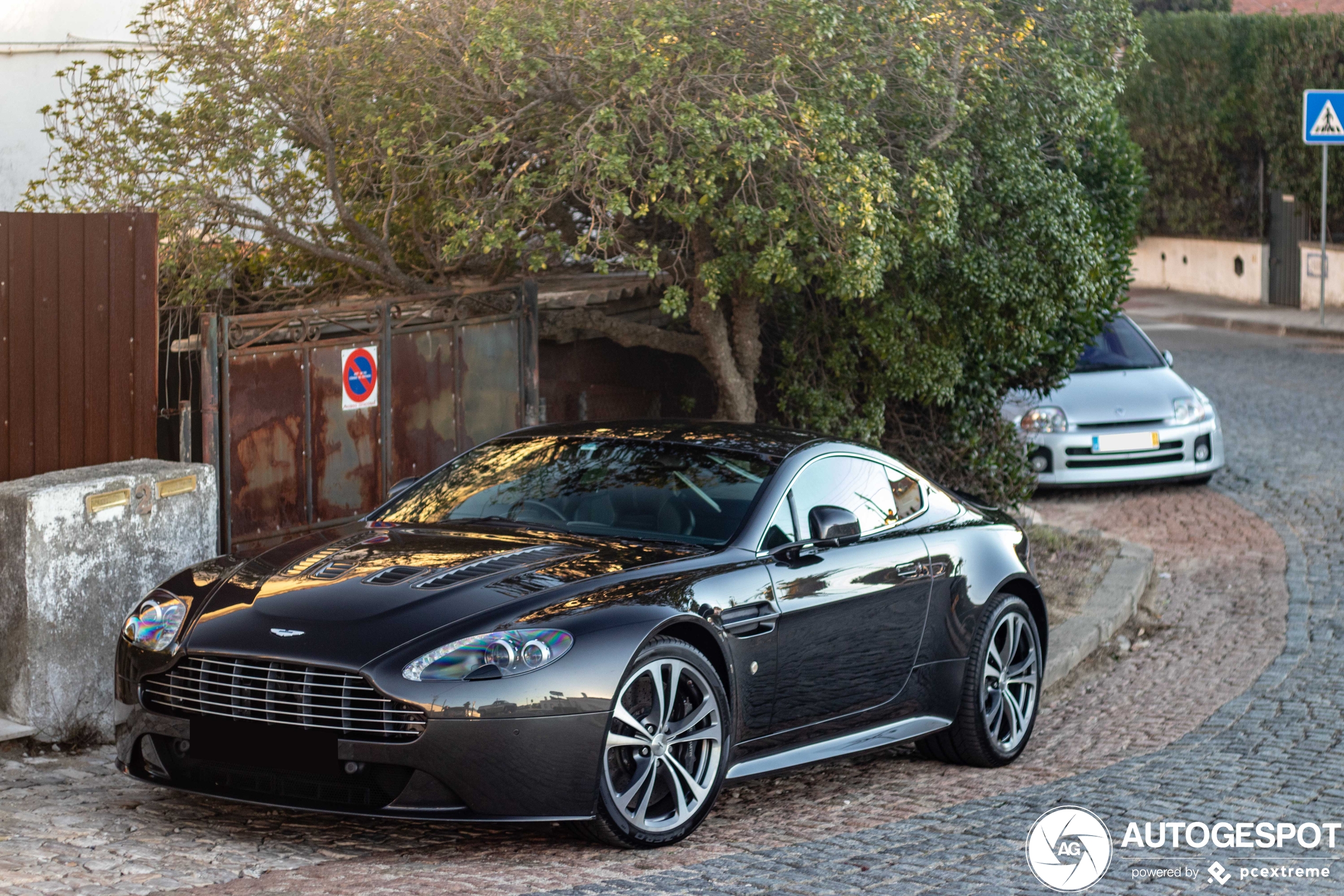 Aston Martin V12 Vantage