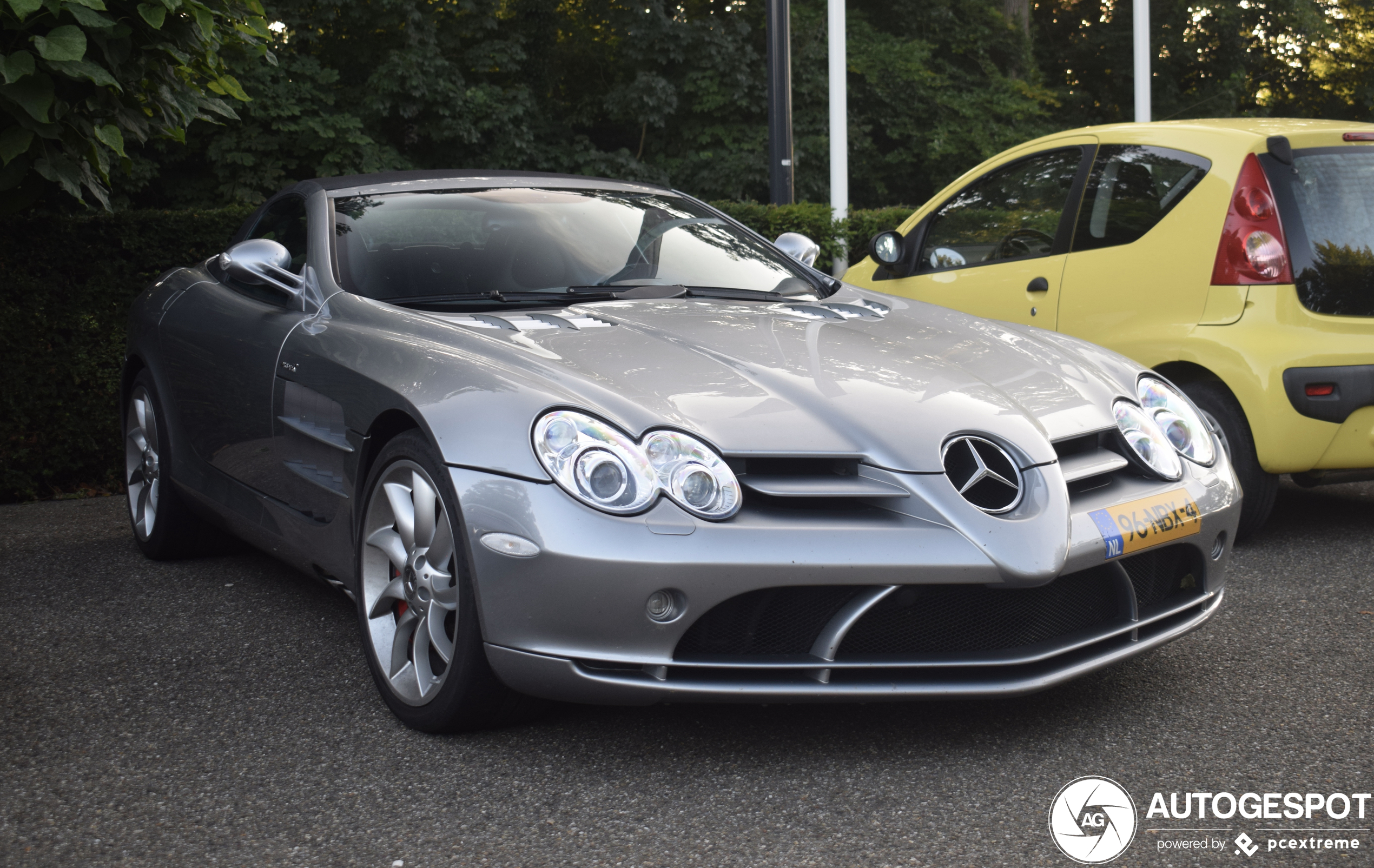 Mercedes-Benz SLR McLaren Roadster verrast in Borne