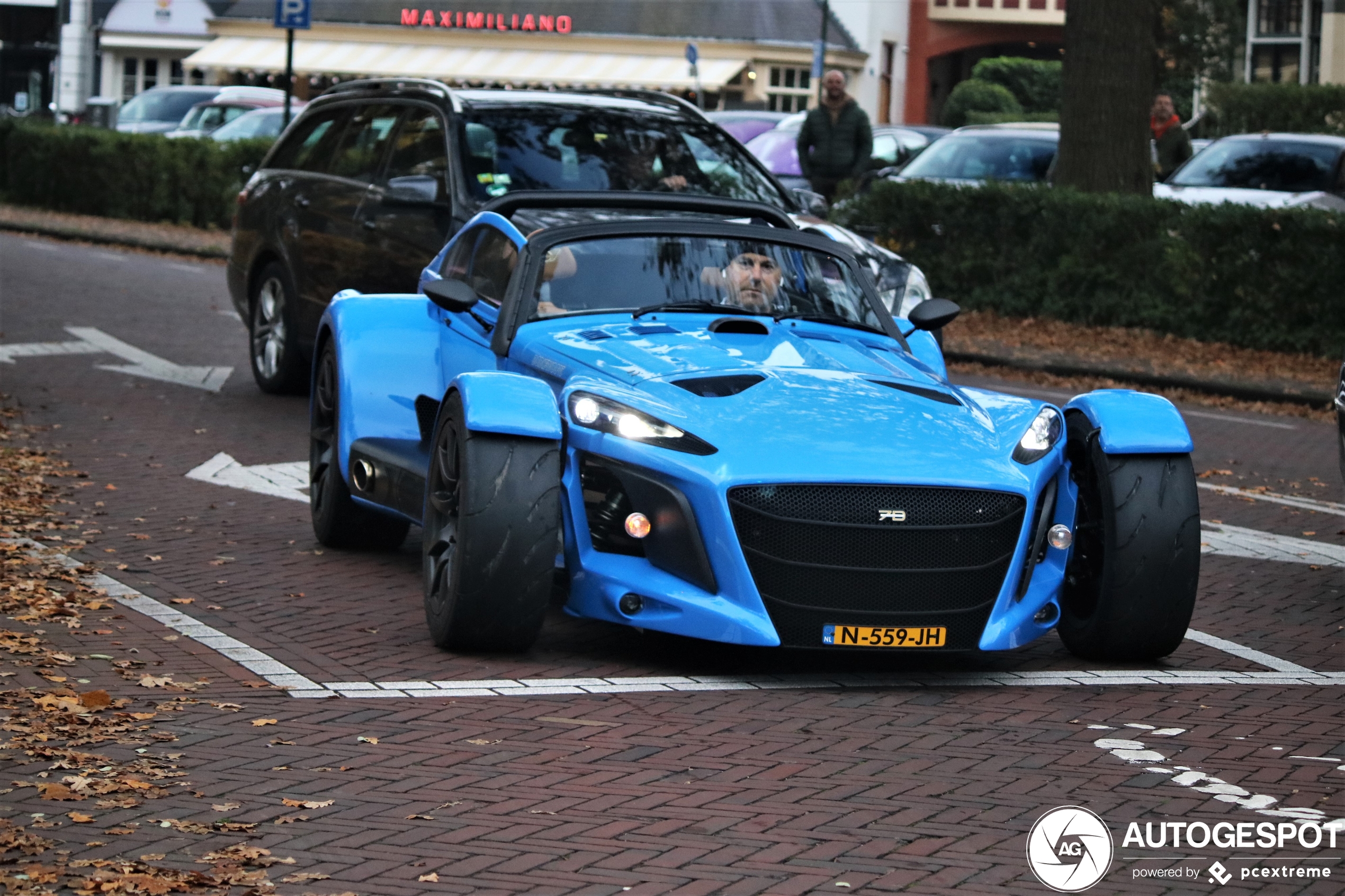 Donkervoort D8 GTO-JD70 op semi slicks door Laren