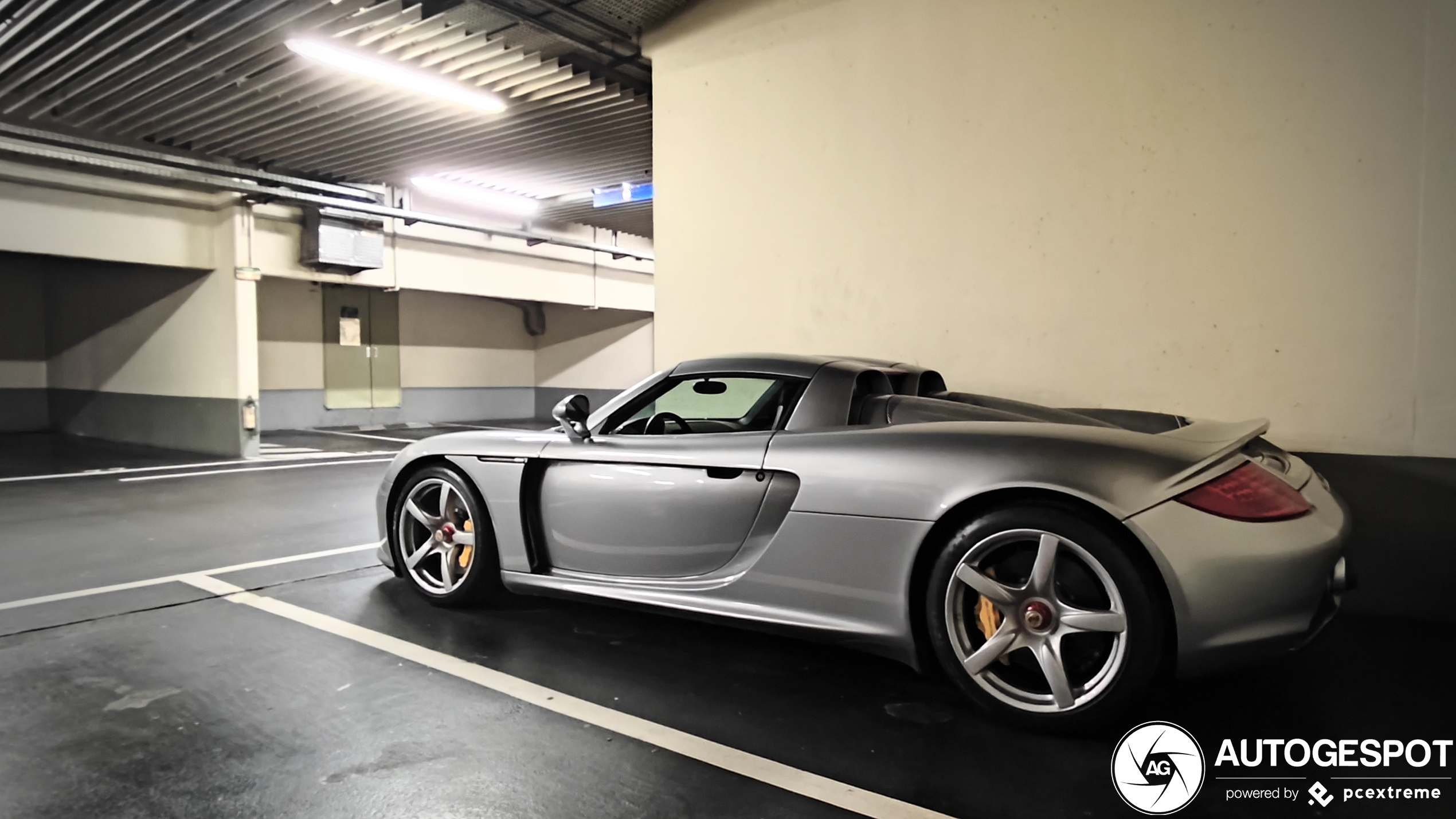 Porsche Carrera GT moederziel alleen gelaten