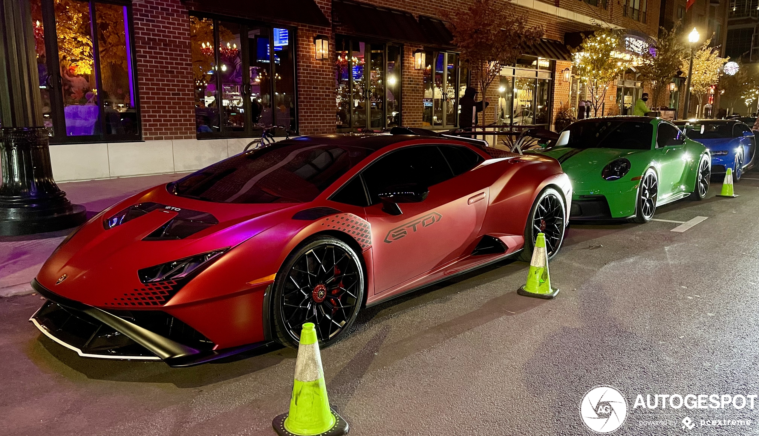 Lamborghini Huracán STO staat vooraan een rij van exoten