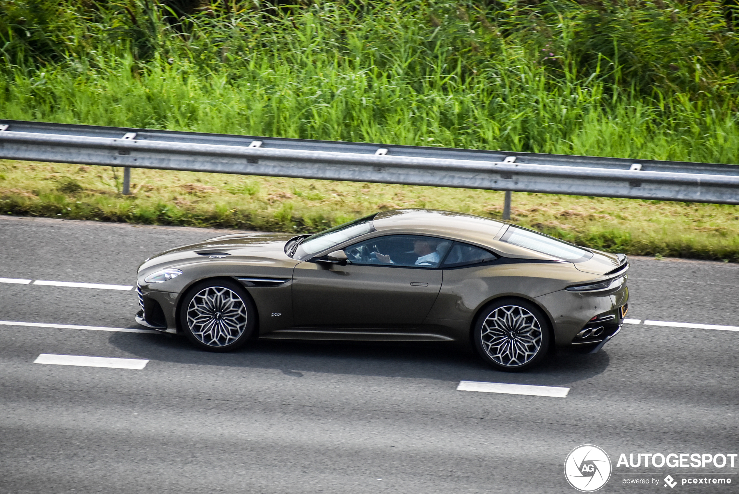 Aston Martin DBS Superleggera OHMSS Edition