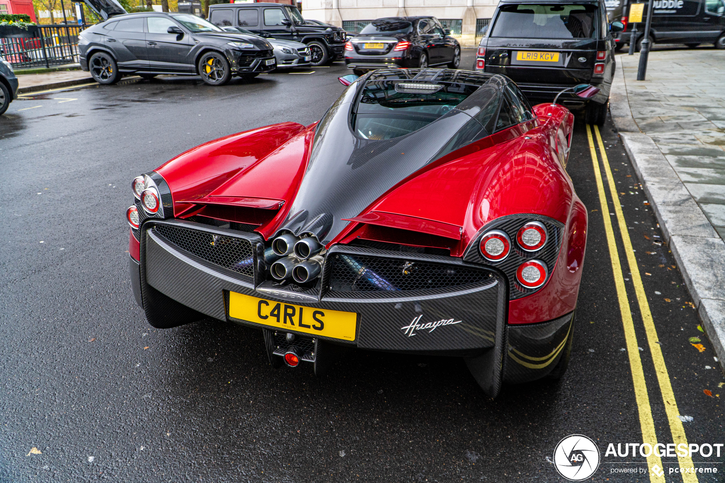 London verrast met een rode Pagani Huayra