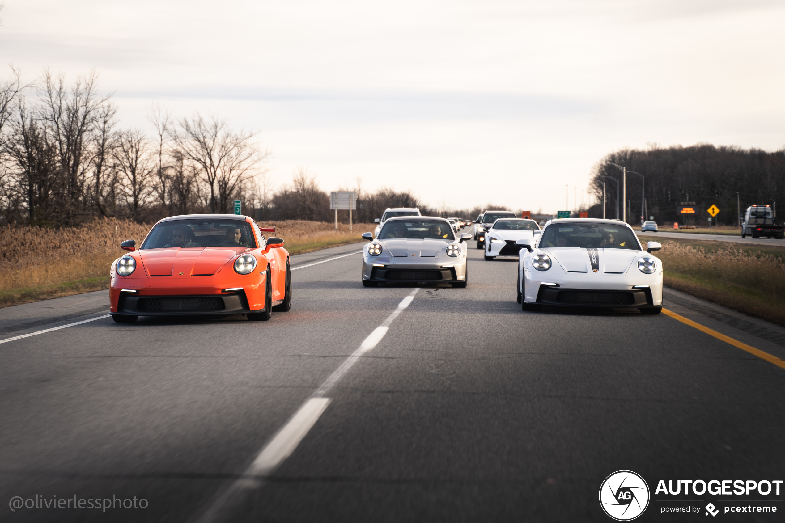 Trio van Porsche 992 GT3 neemt de snelweg over