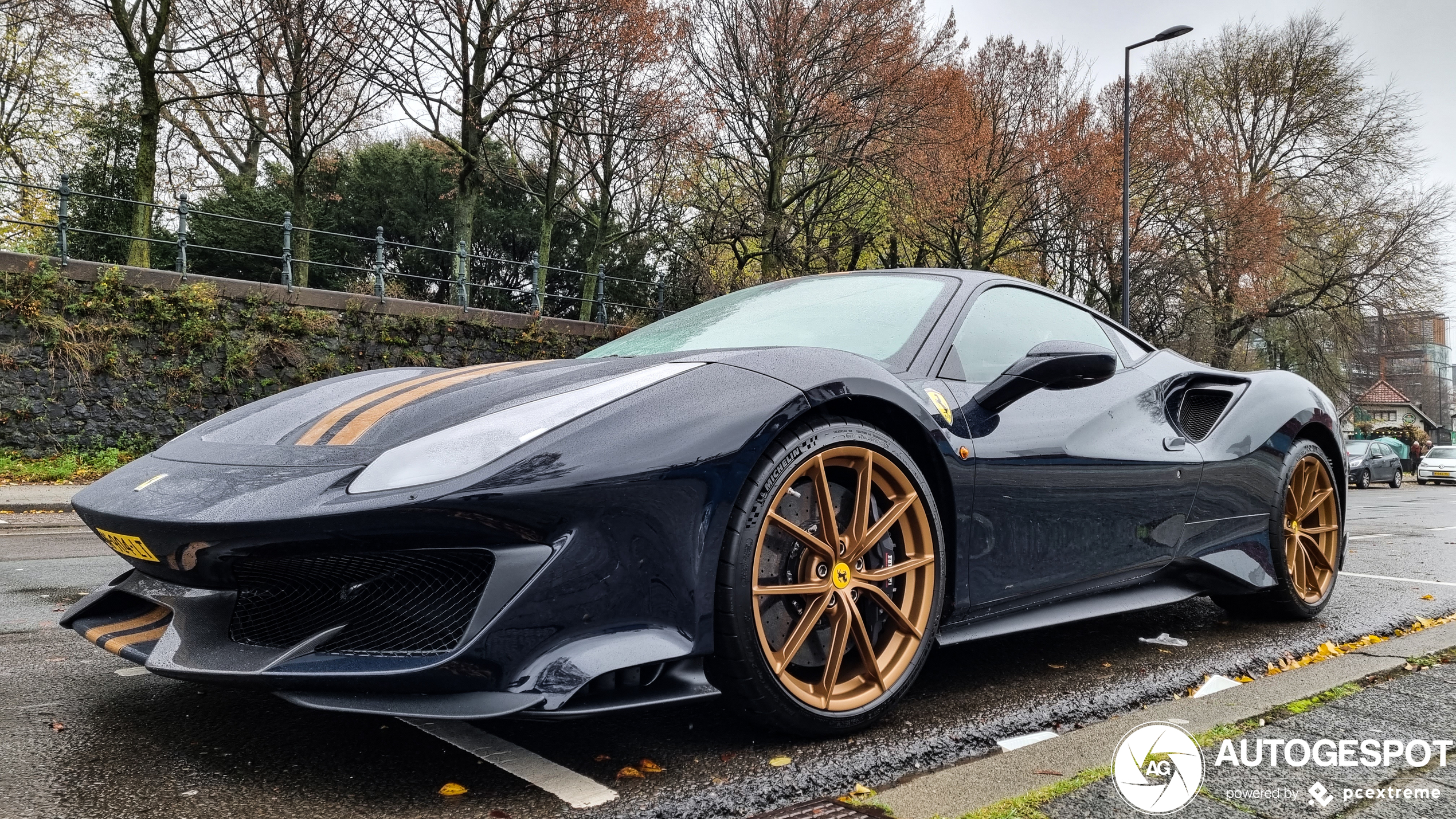 Ferrari 488 Pista valt in het niets bij cruiseschip