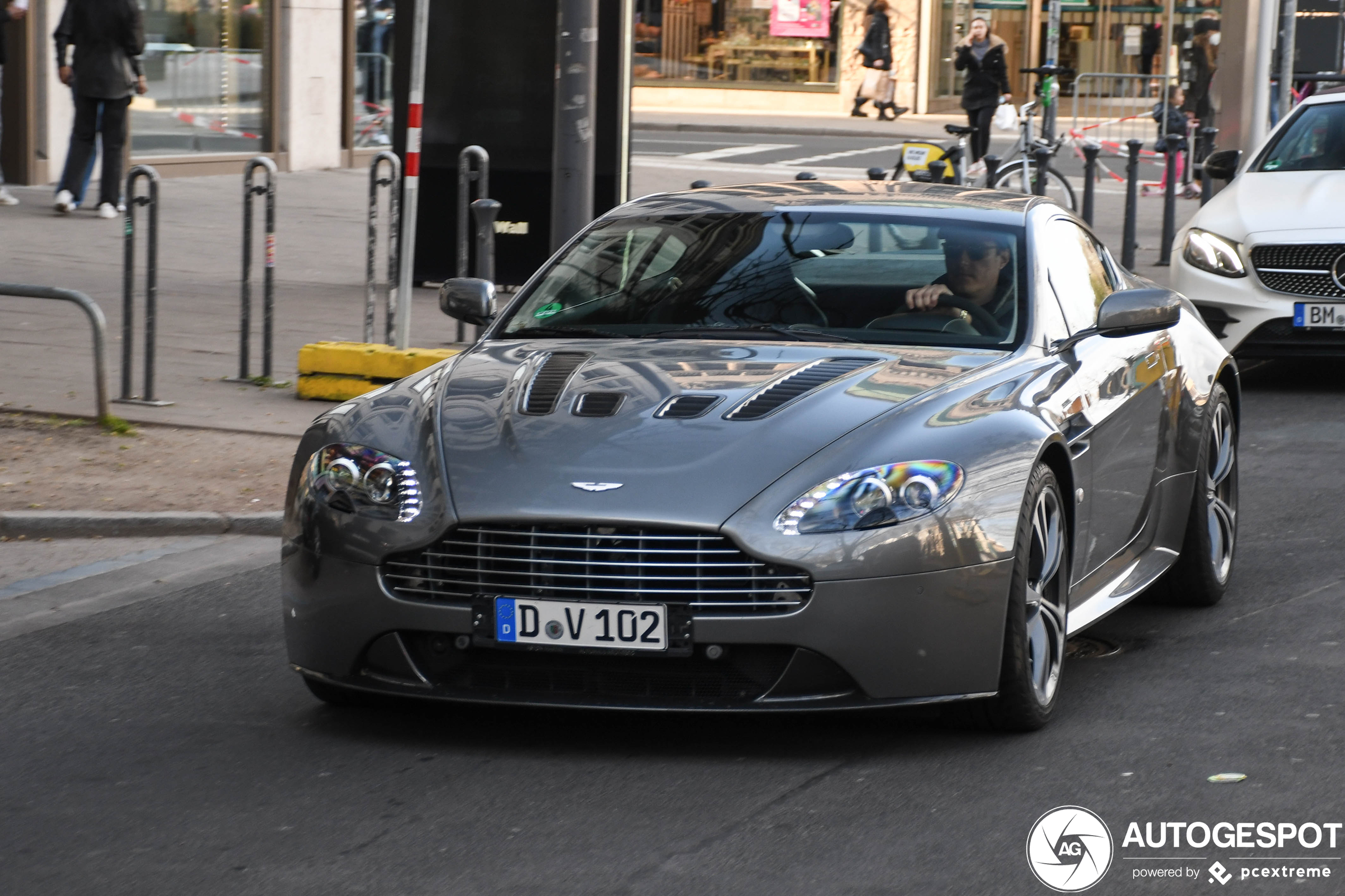 Aston Martin V12 Vantage