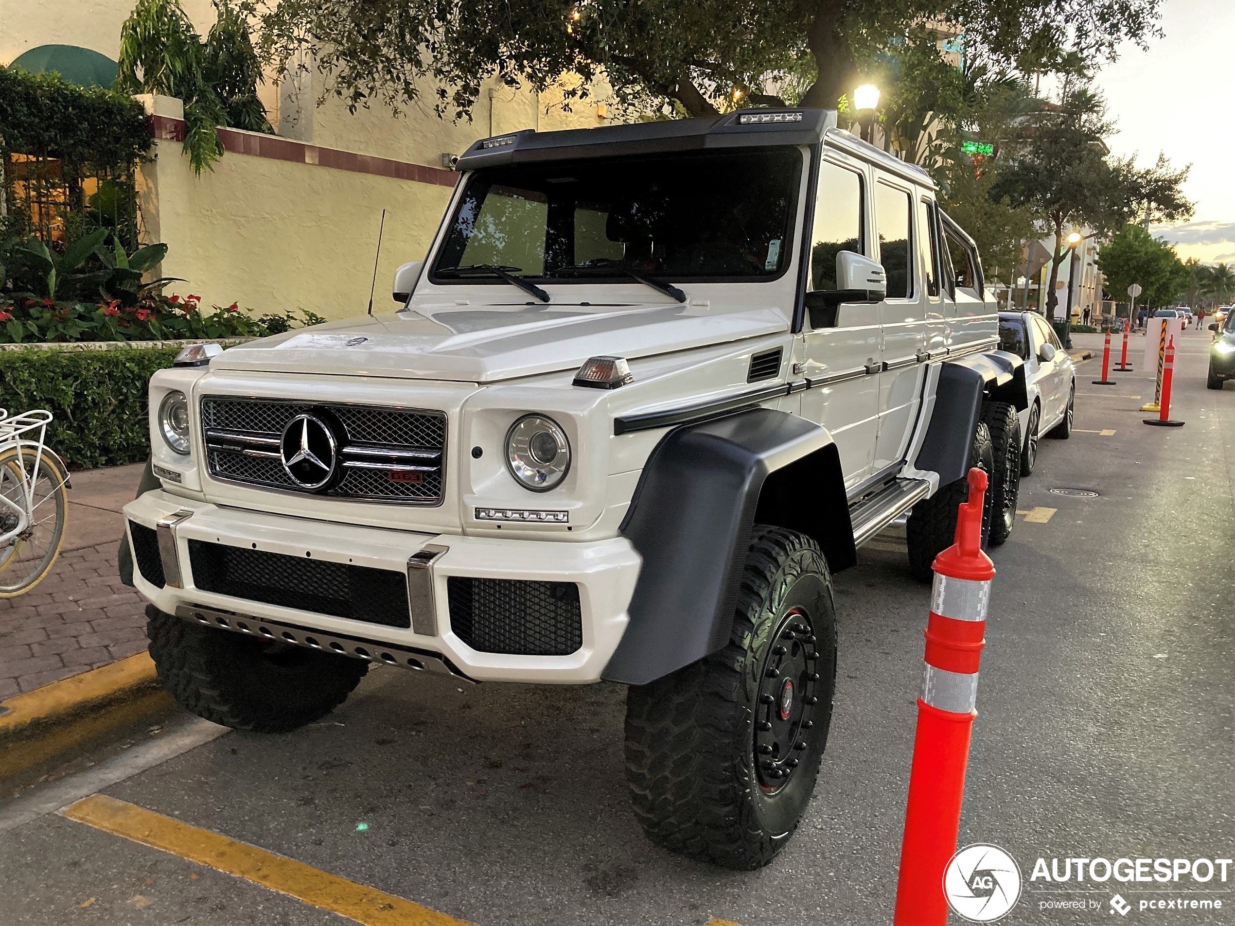 Om deze Mercedes-Benz G 63 AMG 6x6 kun je niet heen