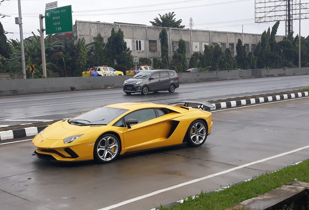 Lamborghini Aventador S LP740-4