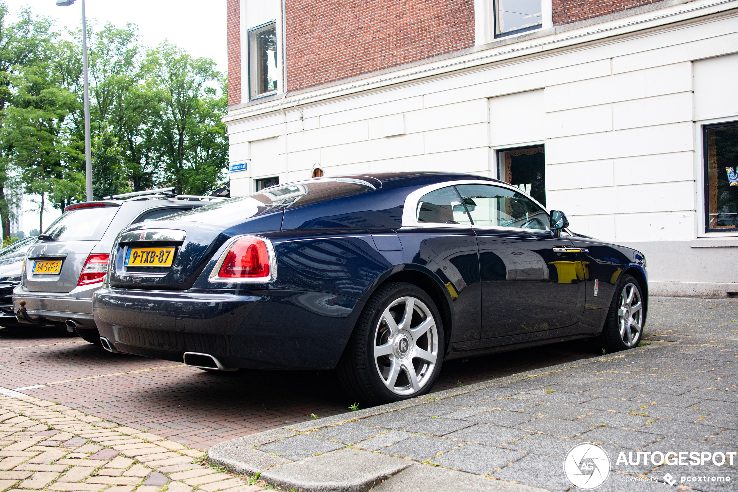 Rolls-Royce Wraith rolt op karrenwielen