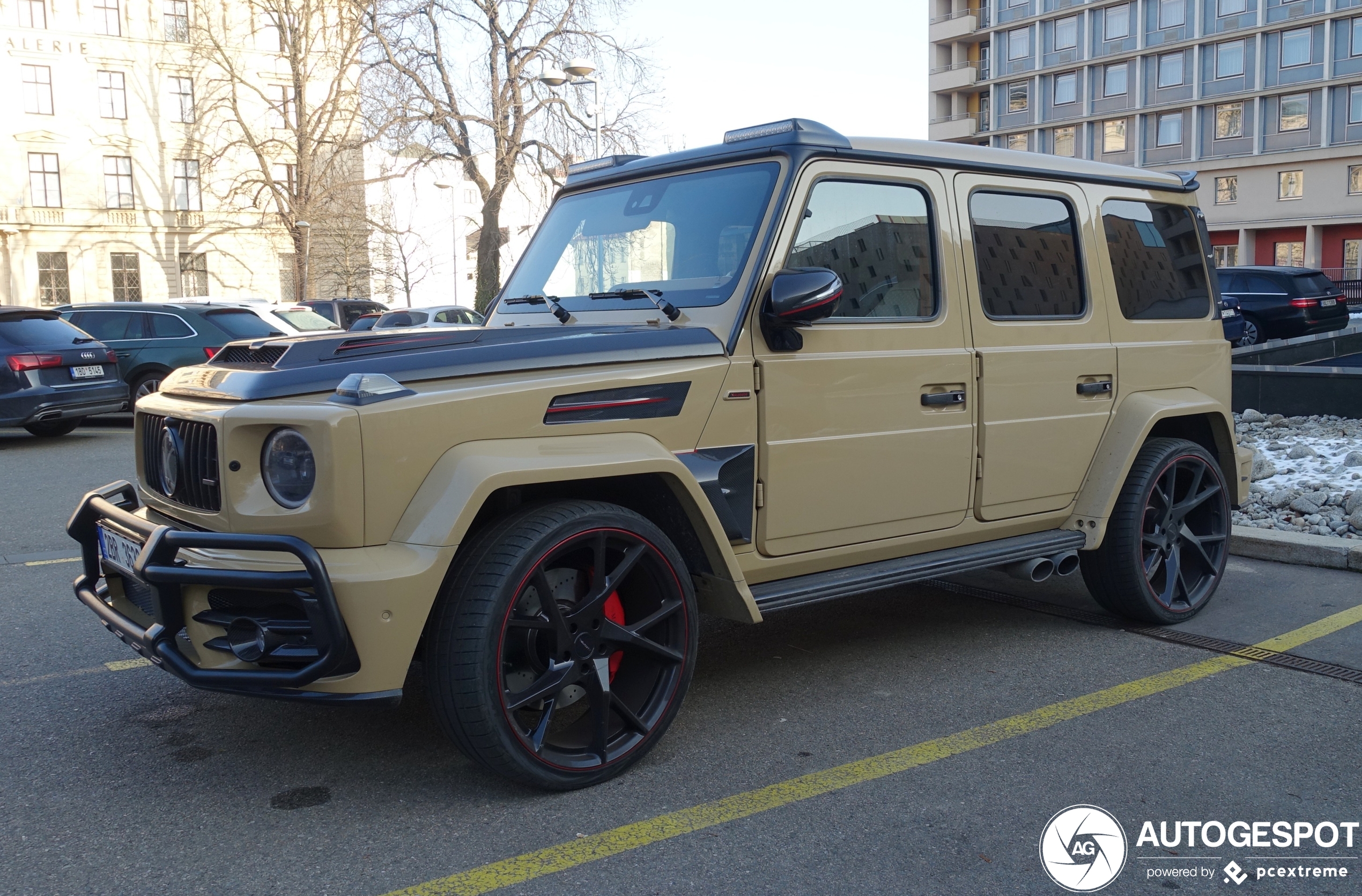 Zandkleurige Mansory G63 past perfect in de woestijn