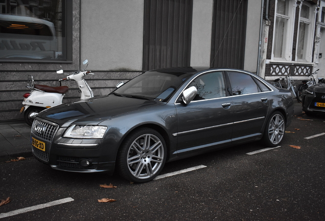 Audi S8 D3