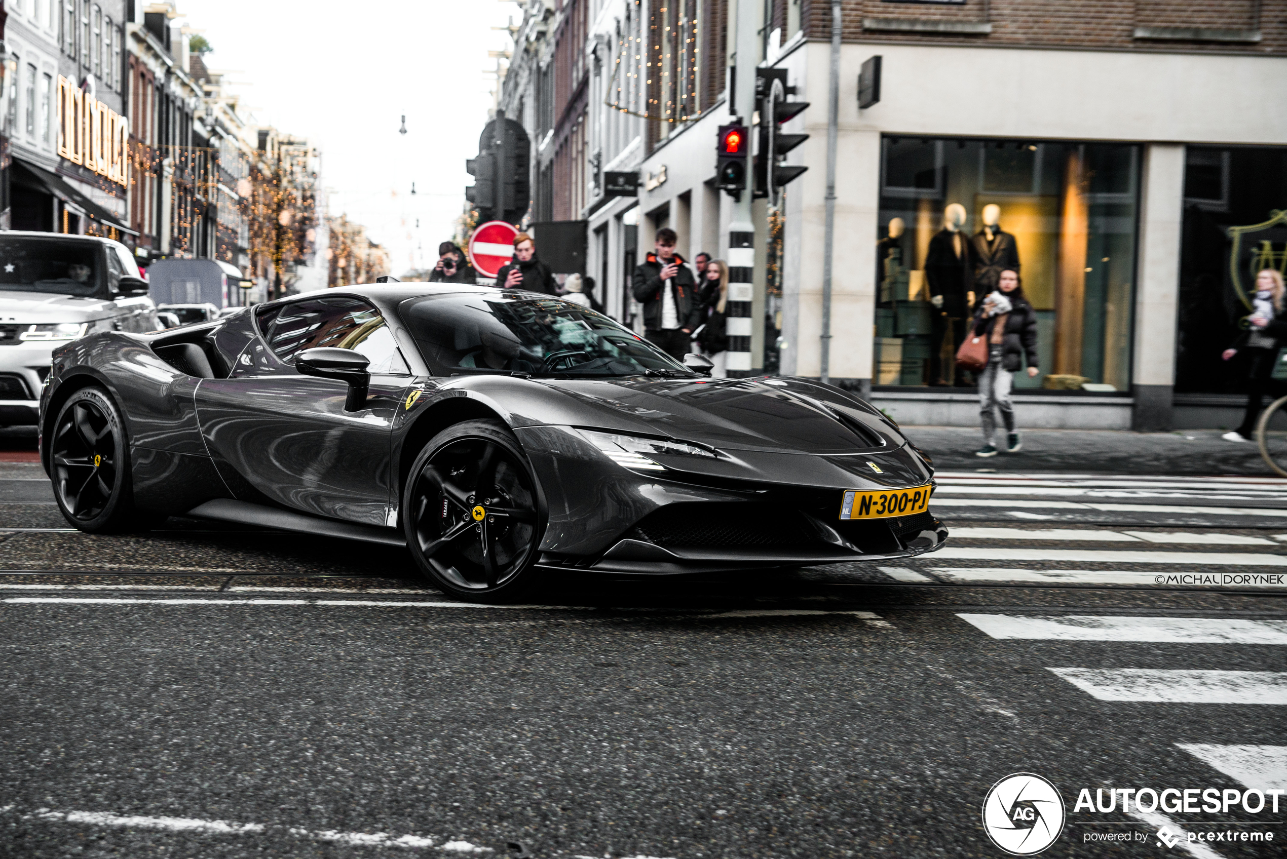 P. C. Hooftstraat wordt getrakteerd op Ferrari SF90 Stradale