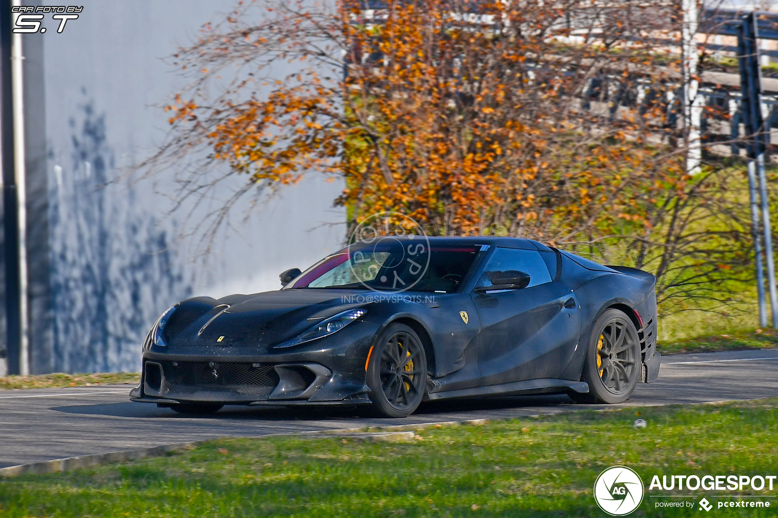 Ferrari 812 Competizione A mag de benen strekken