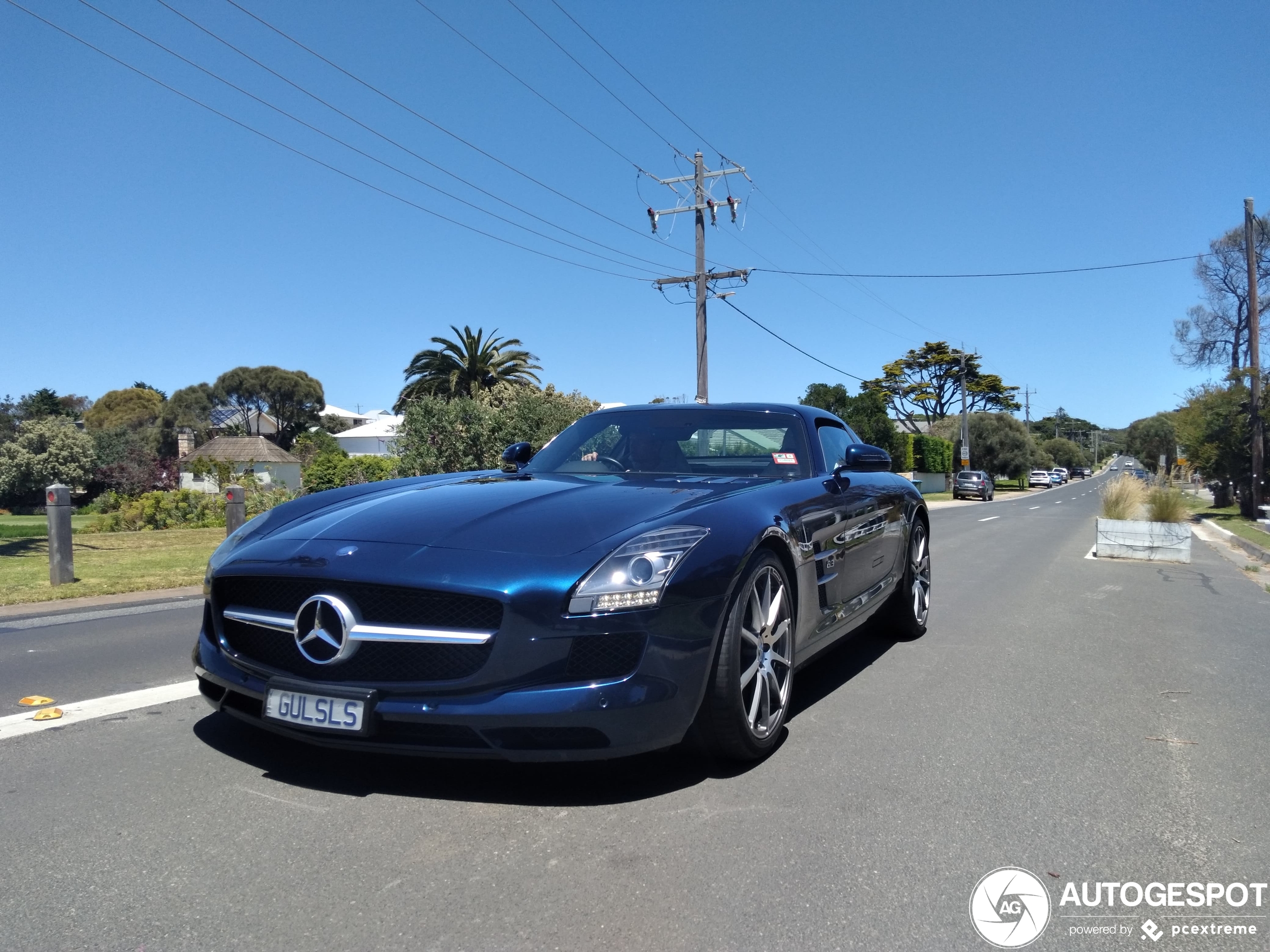 Donkerblauwe Mercedes-Benz SLS AMG is perfect