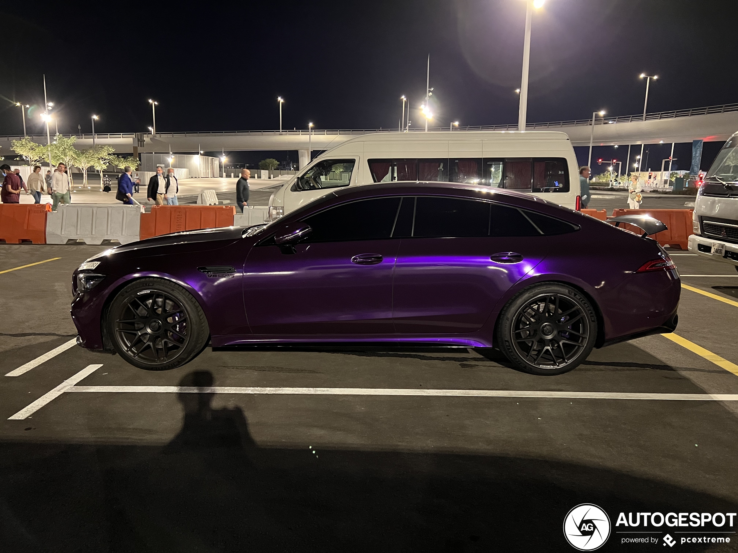 Paarse Mercedes-AMG GT63S mag er wezen