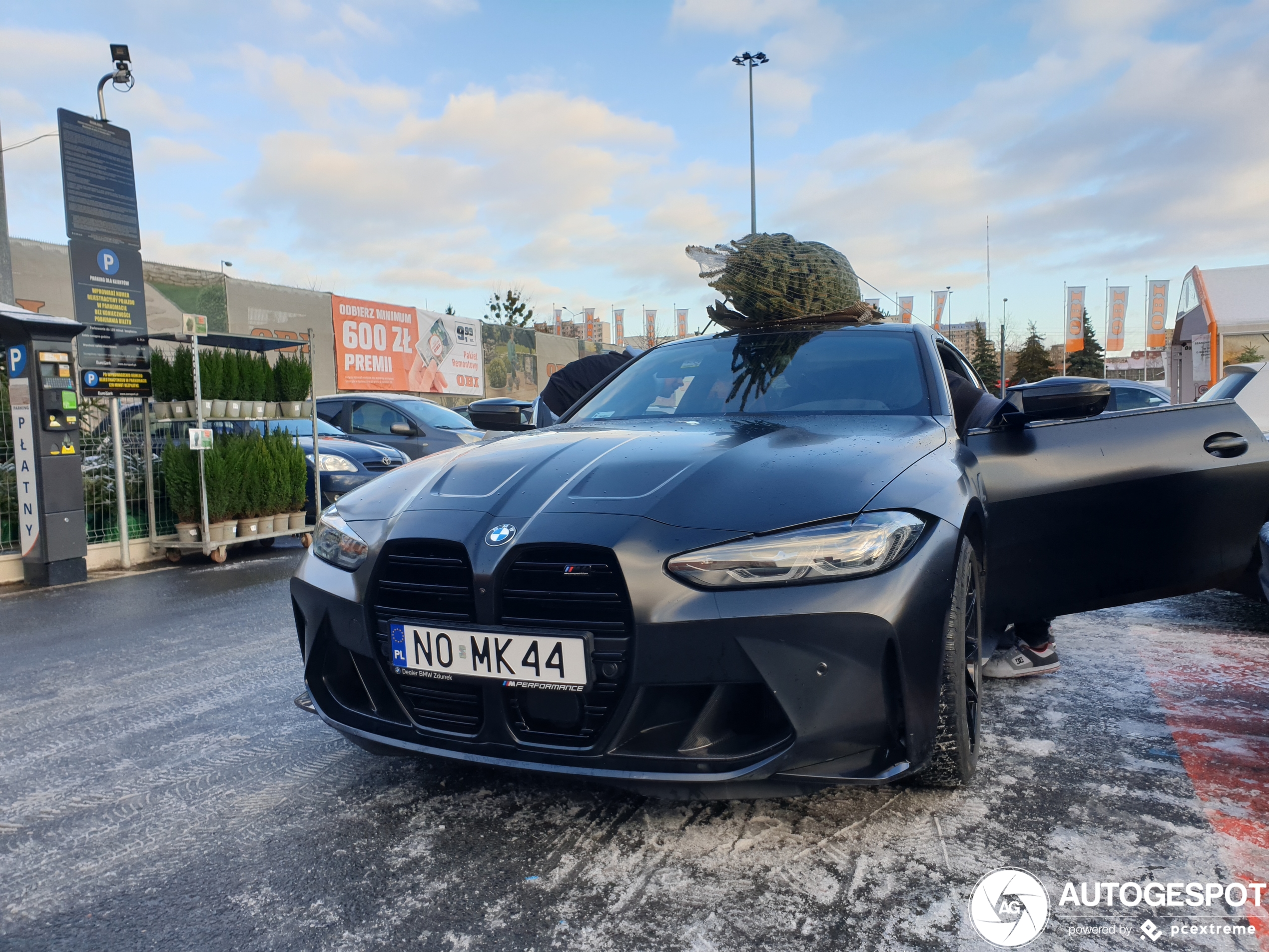 BMW M4 leent zich perfect om kerstboom te vervoeren