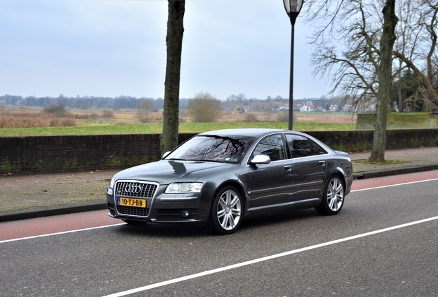 Audi S8 D3