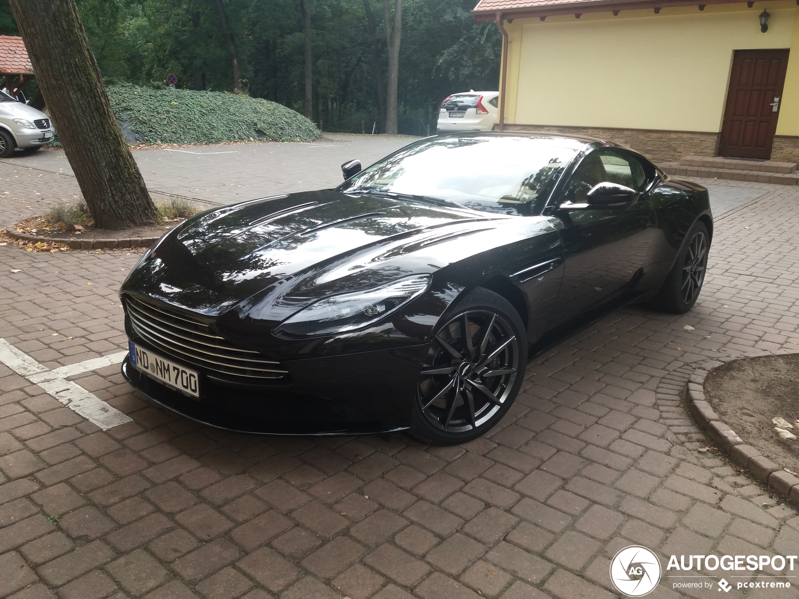 Aston Martin DB11