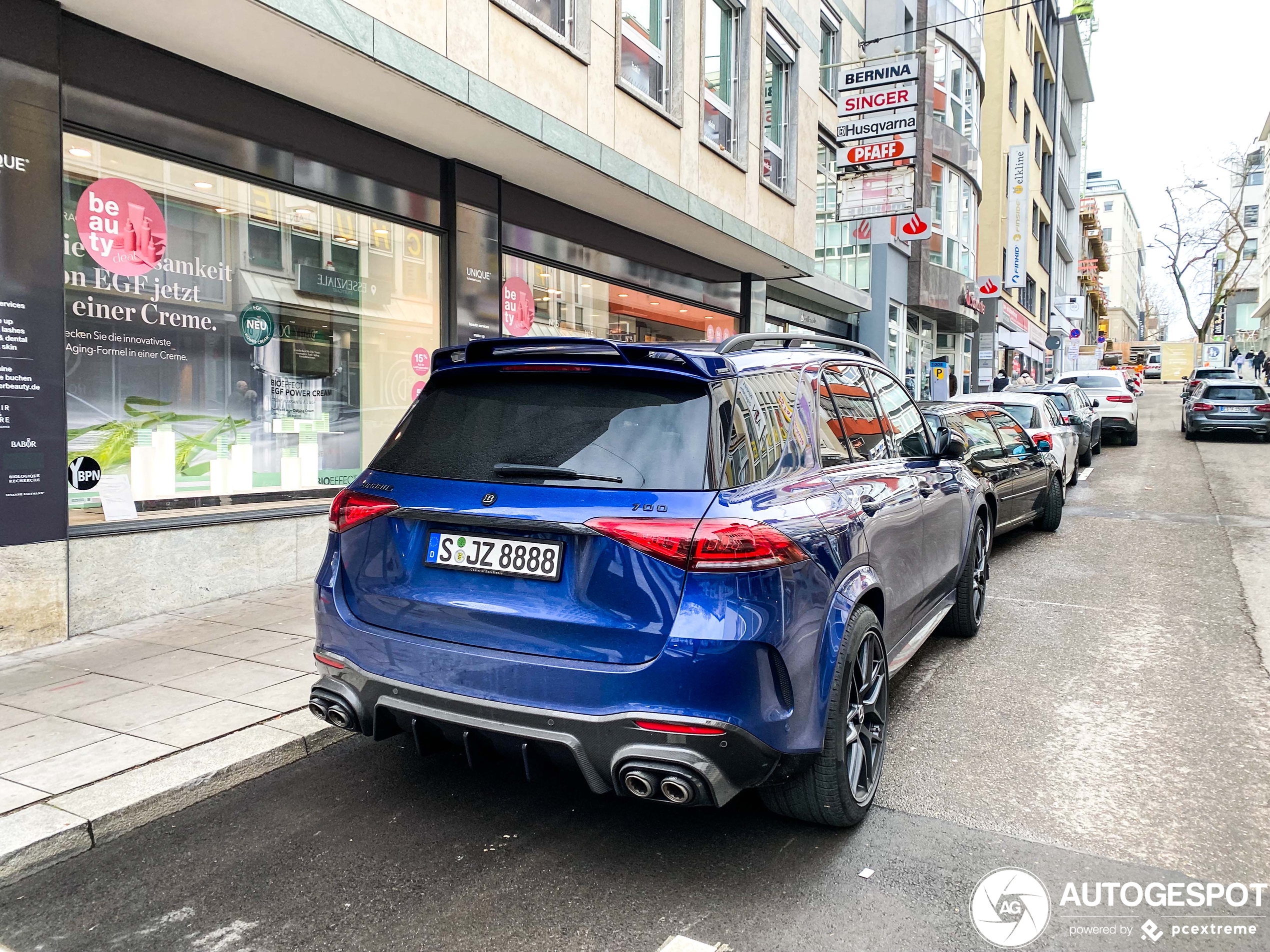 Brabus GLE 700 is een blauw beest volgeplakt met carbon